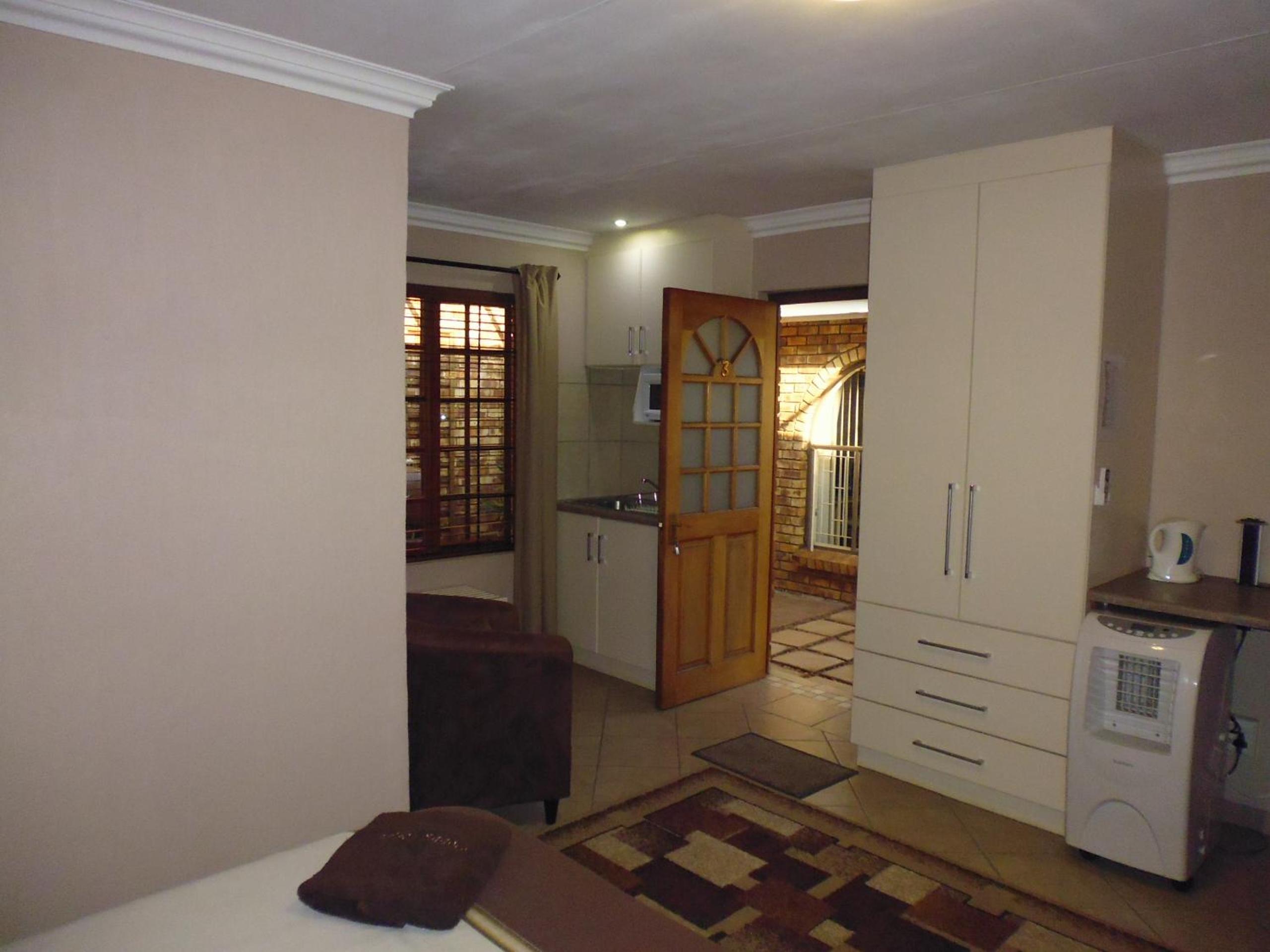 Standard Twin Room - Photo 2