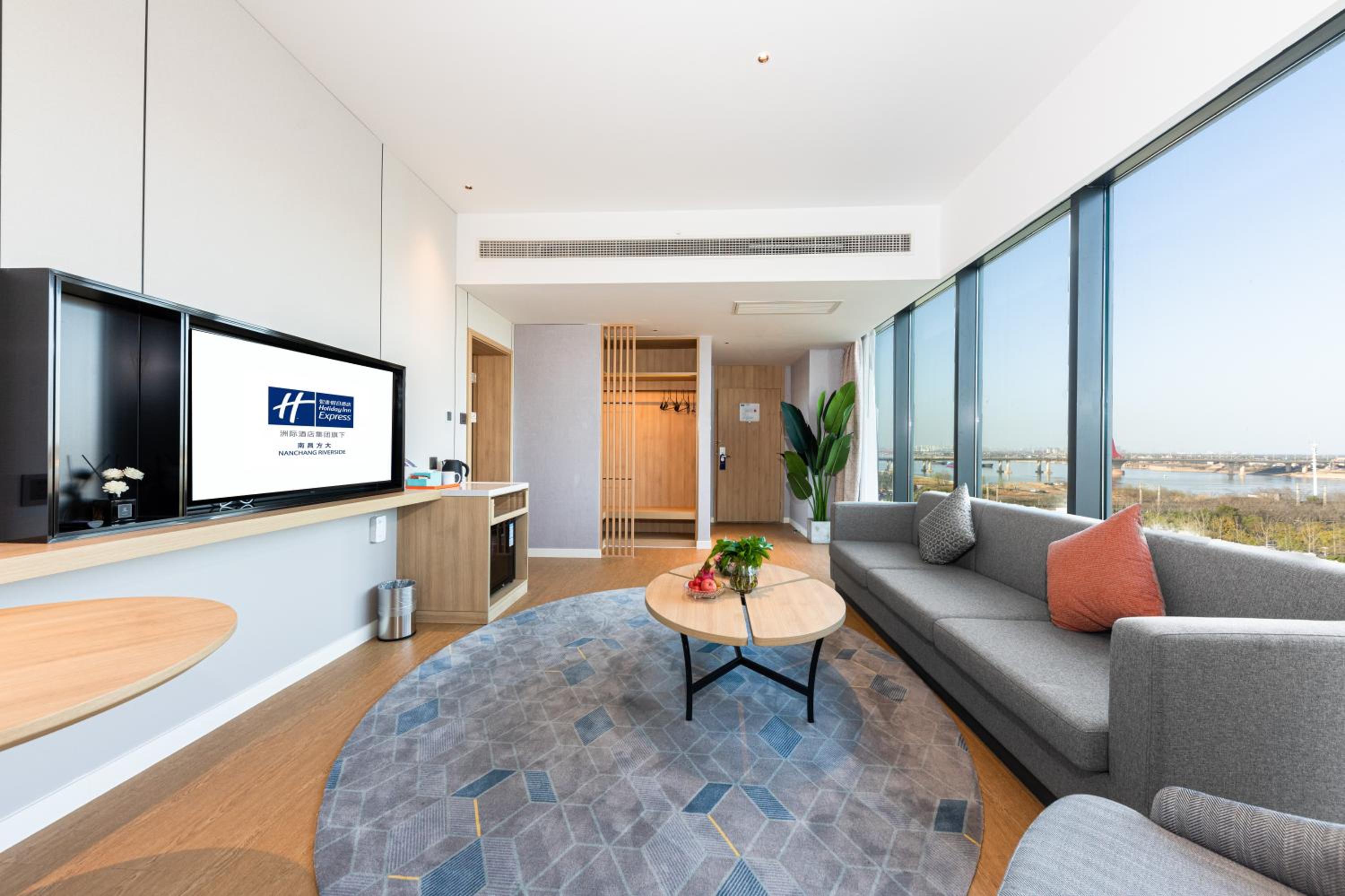 One-Bedroom Suite with River View - Photo 6