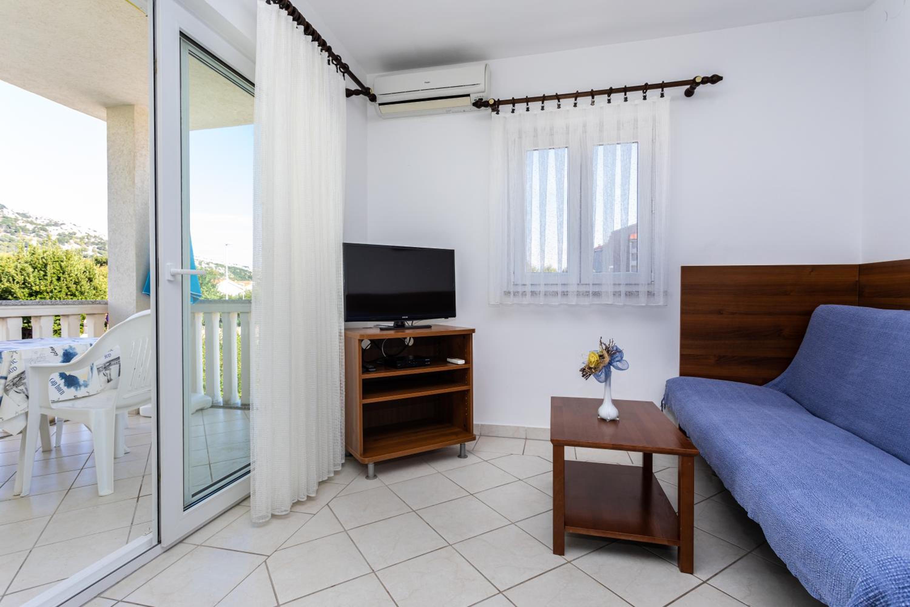 Apartment with Balcony photo 3