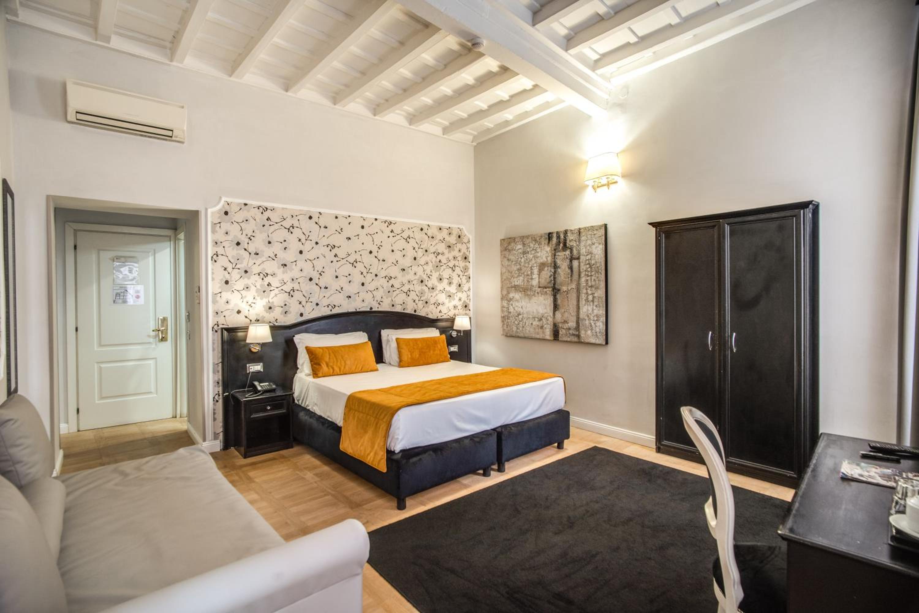 Superior Deluxe Double or Twin Room  photo 1