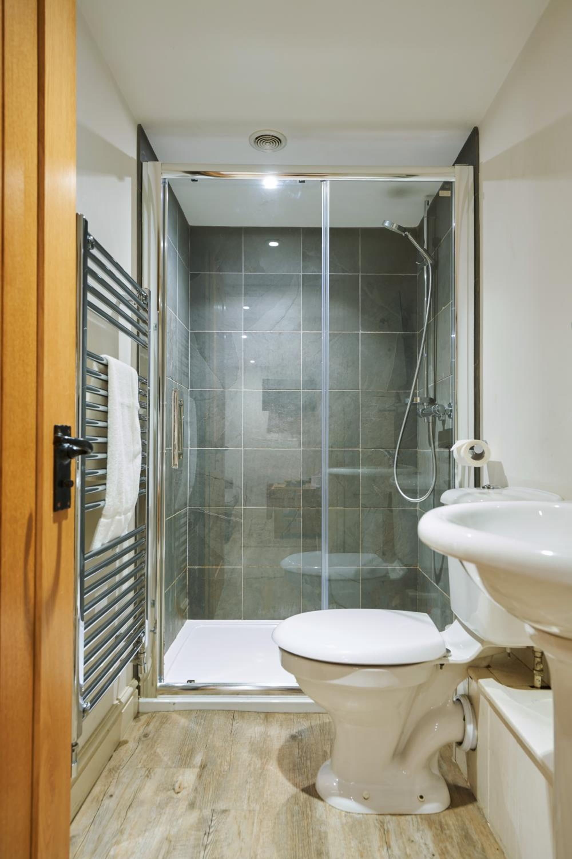 Standard Double Room - Photo 9