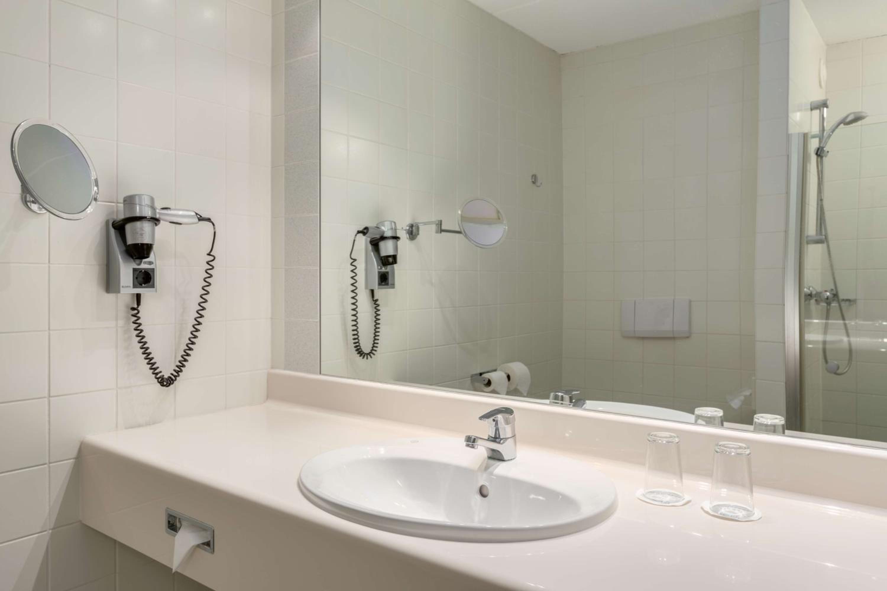 Standard Twin Room - Photo 2