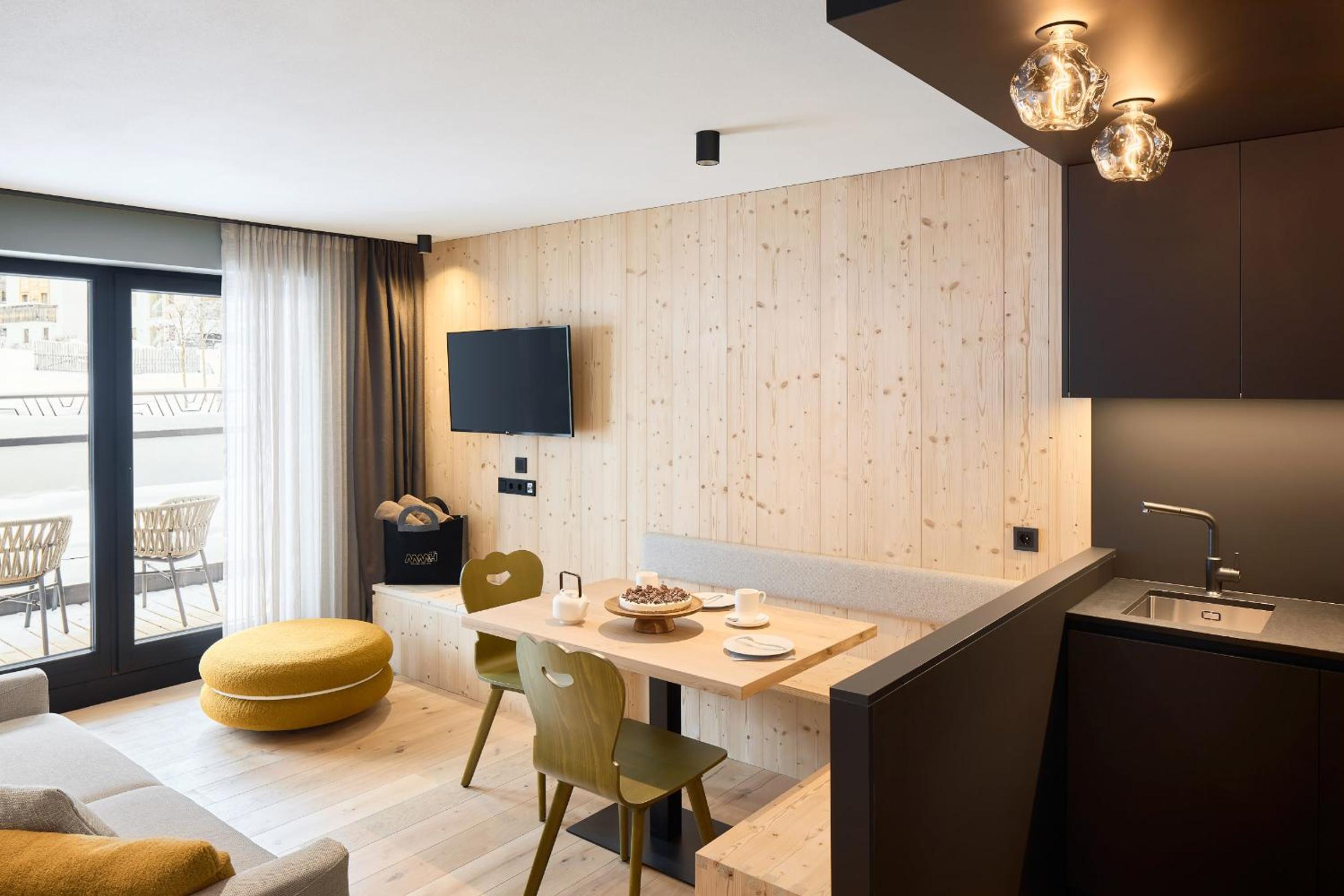 Deluxe Two-Bedroom Apartment with Balcony photo 2