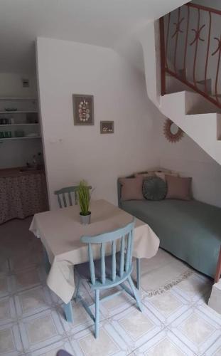 Apartment with Terrace - Photo 4