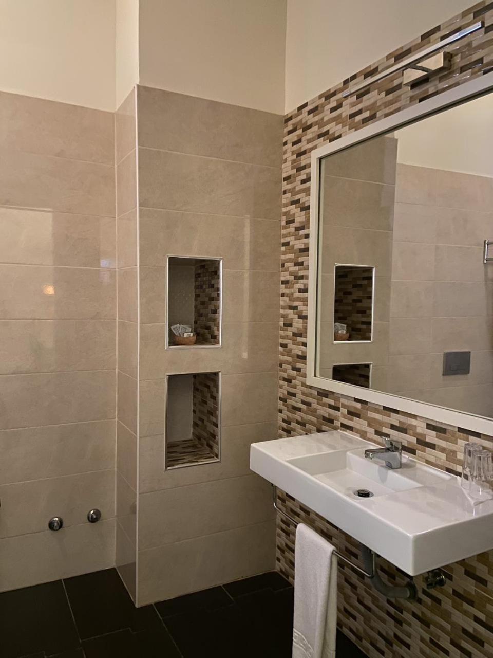 Superior Double or Twin Room with Pool View - Photo 4