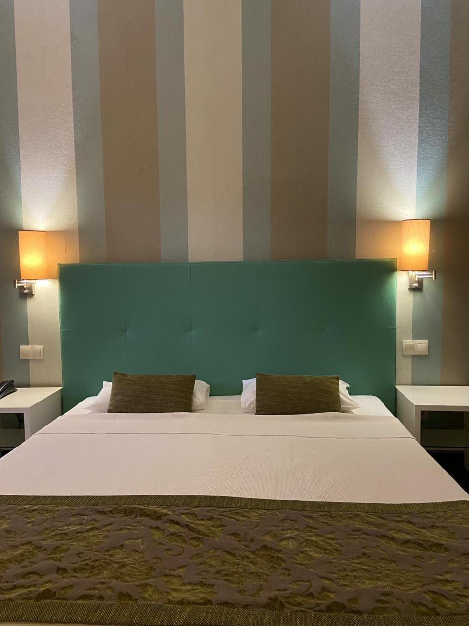Superior Double or Twin Room with Pool View - Photo 3