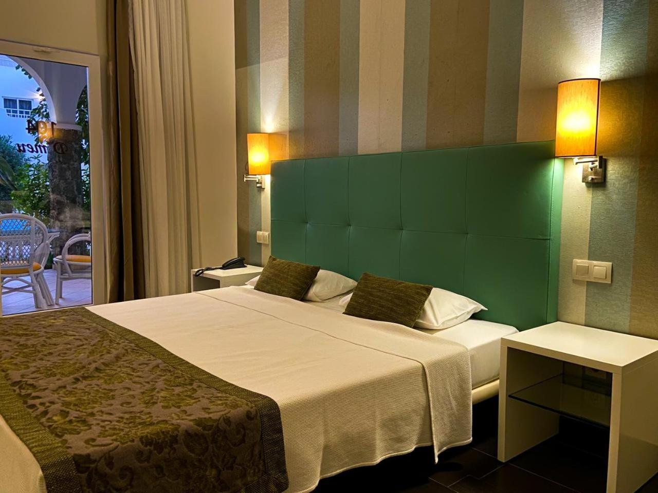 Superior Double or Twin Room with Pool View - Photo 11