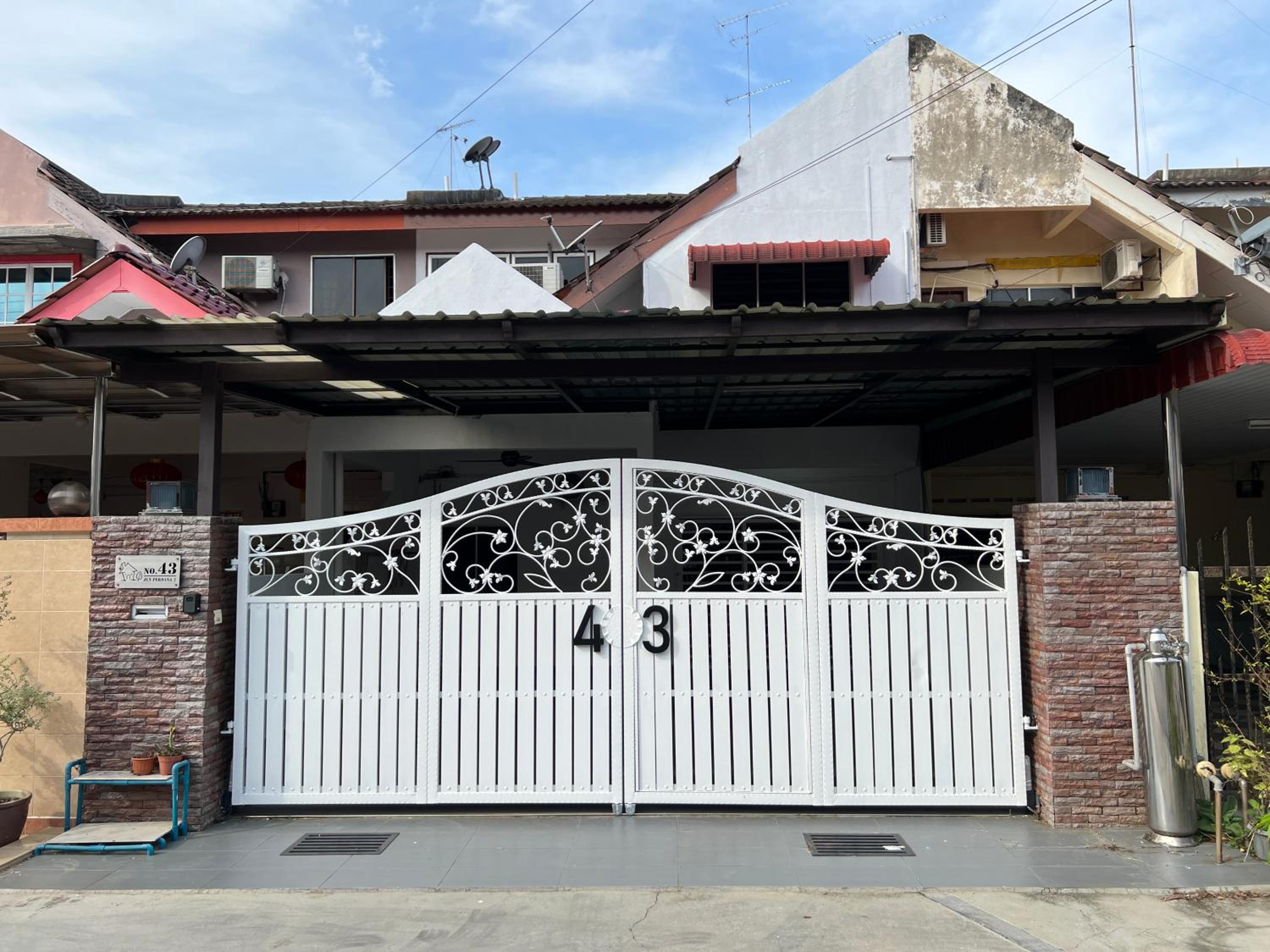 Five-Bedroom House photo 1