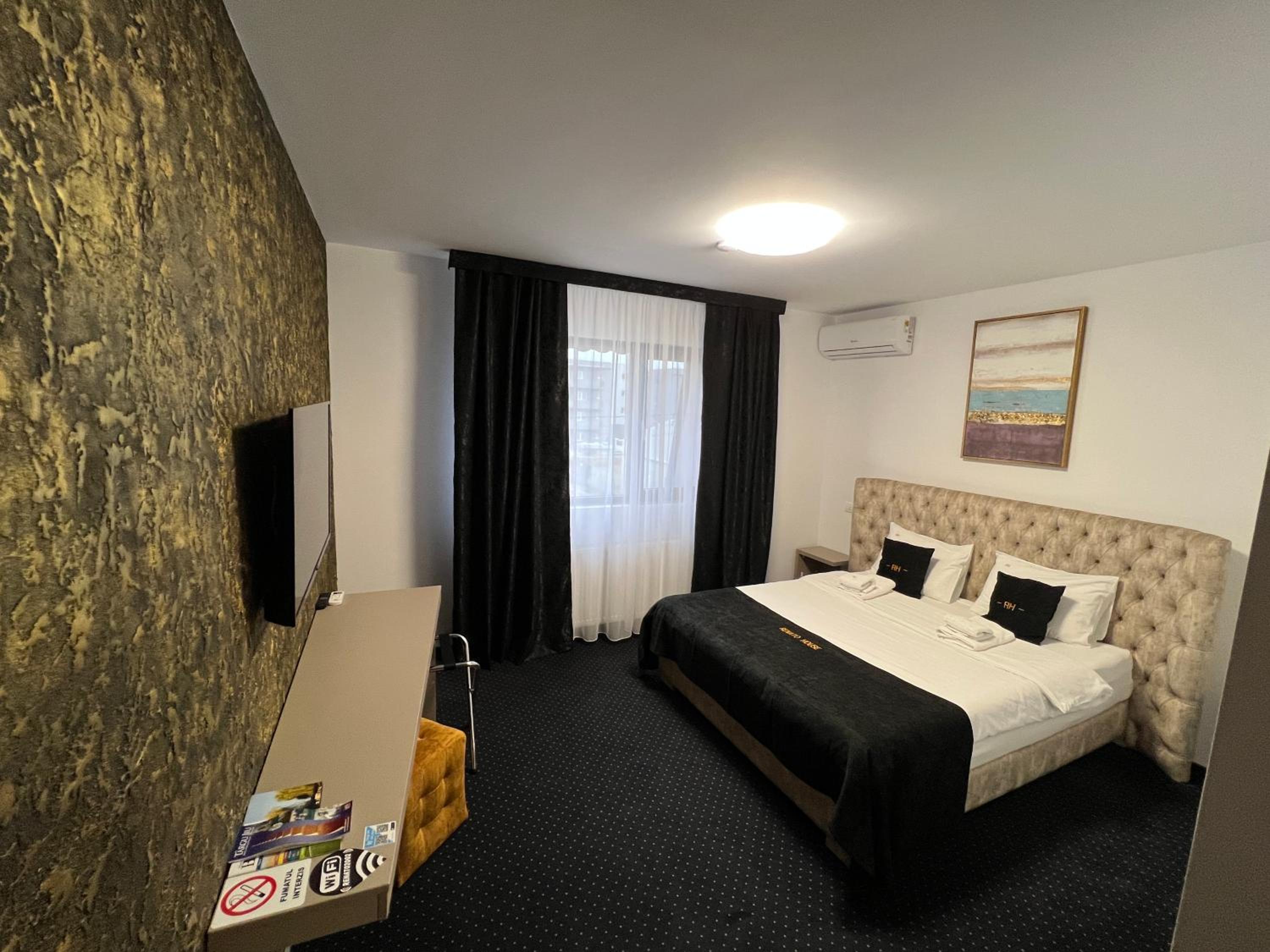 Double Room with Private Bathroom - Photo 1