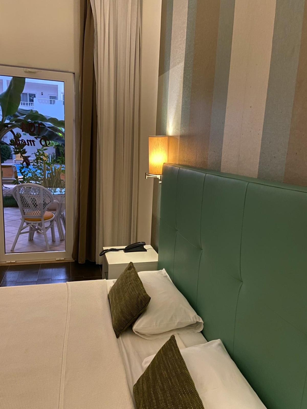 Superior Double or Twin Room with Pool View - Photo 9