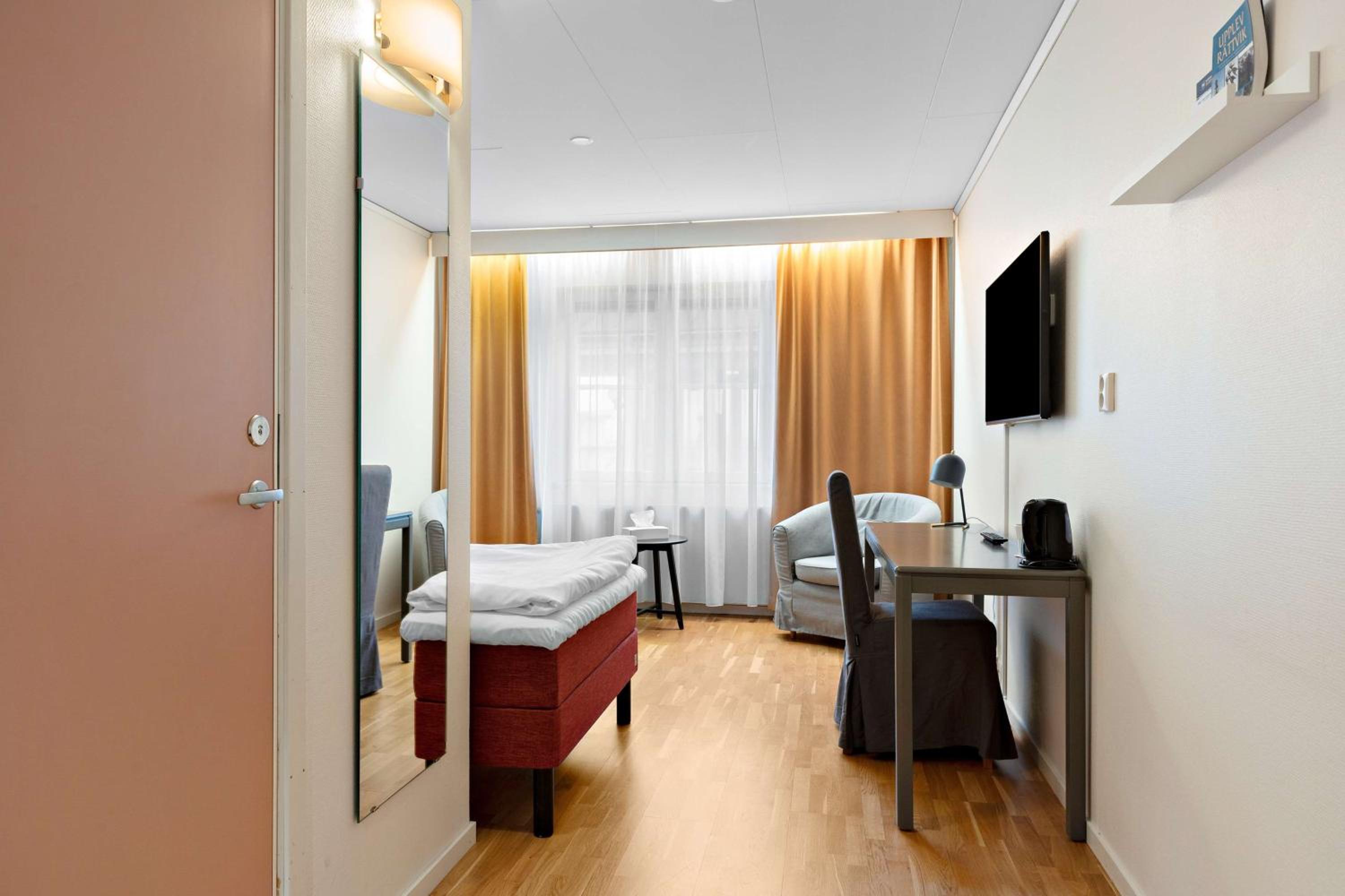 Standard Single Room with Roll-In Shower - Mobility Accessible/Non-Smoking photo 1