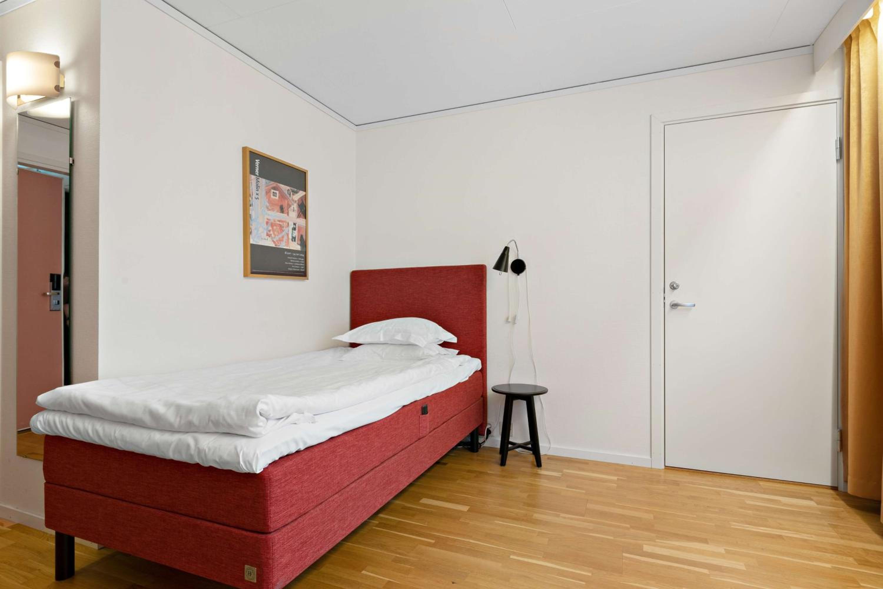 Standard Single Room with Roll-In Shower - Mobility Accessible/Non-Smoking photo 2