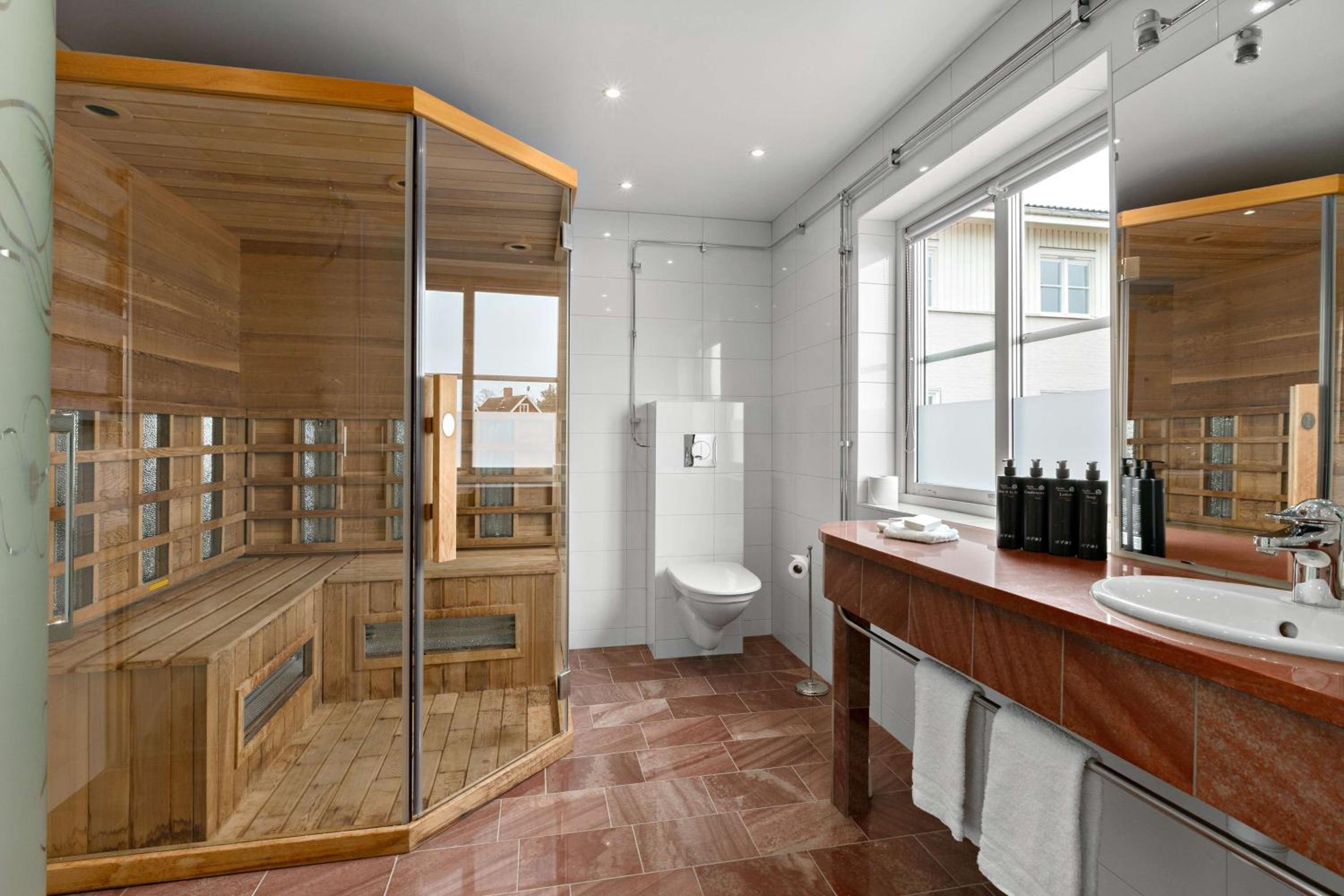 King Suite with Lake View and Sauna - Photo 2