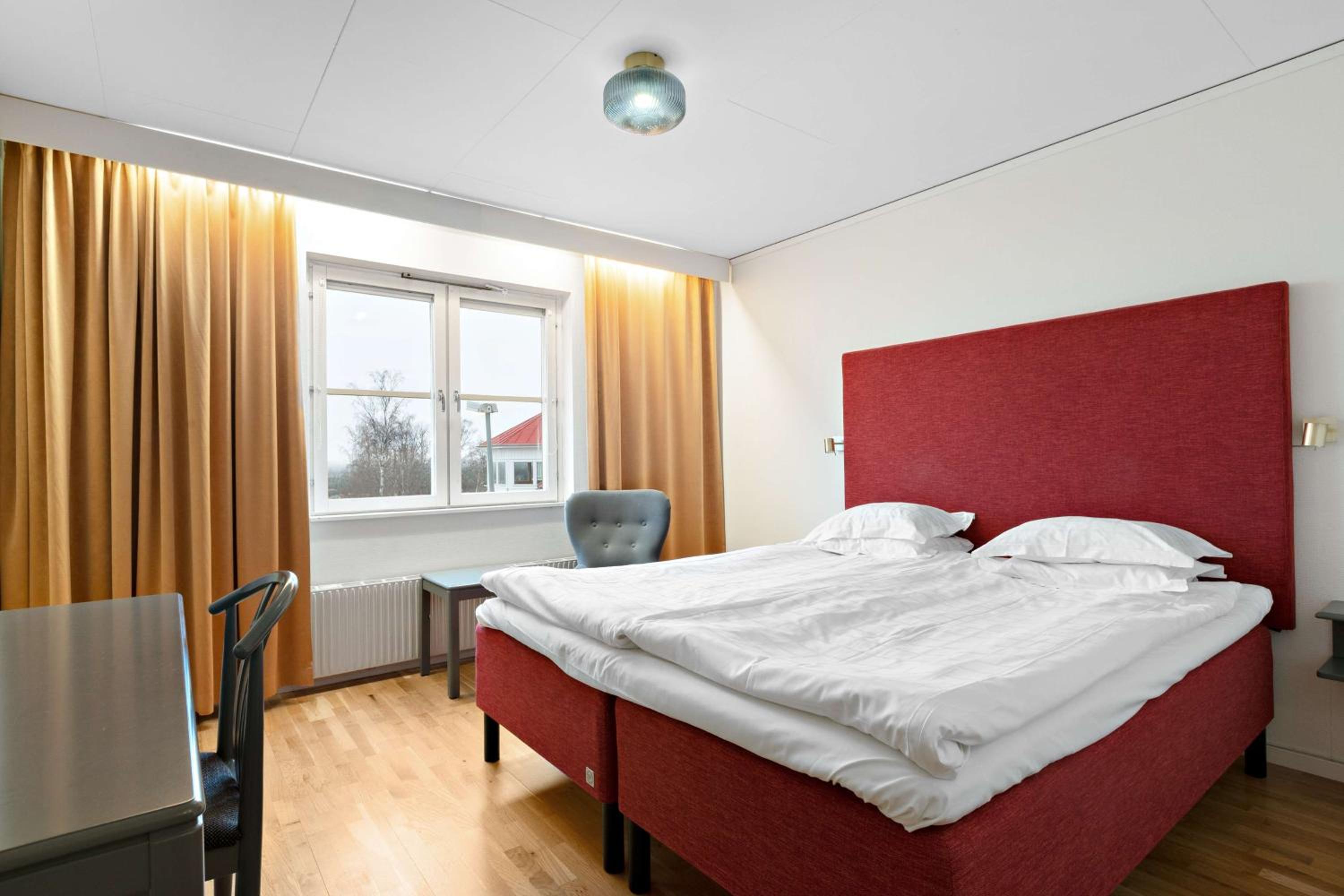 King Room with Lake View - Photo 5