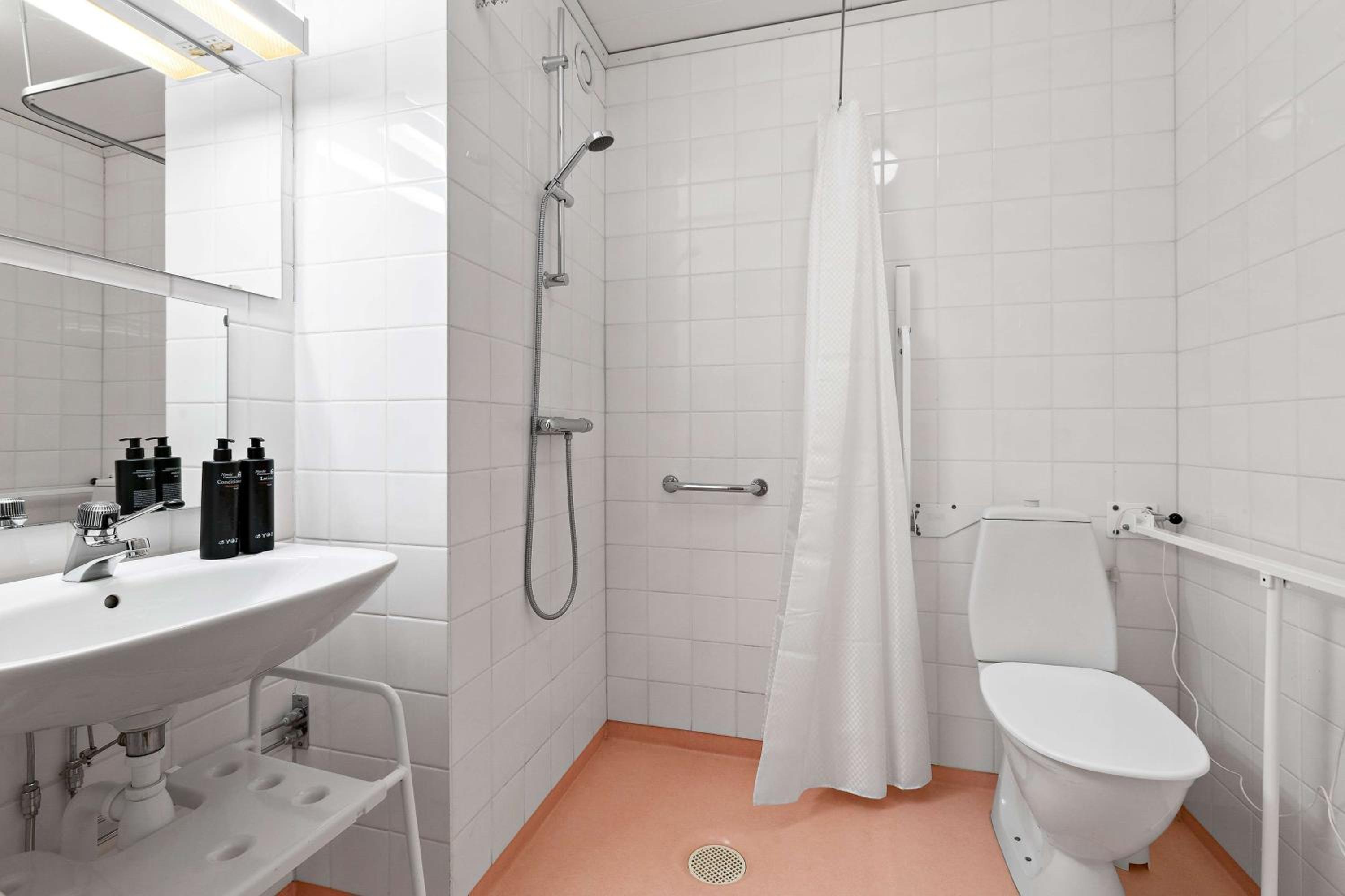 Standard Single Room with Roll-In Shower - Mobility Accessible/Non-Smoking photo 3