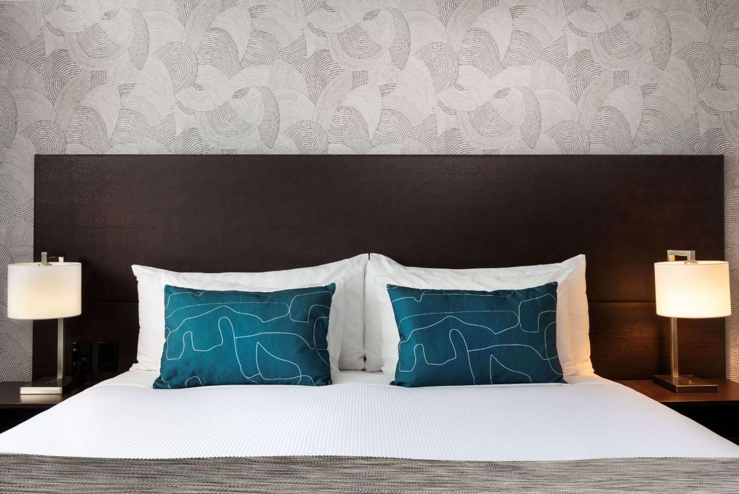 Deluxe King Room with Balcony - Photo 4
