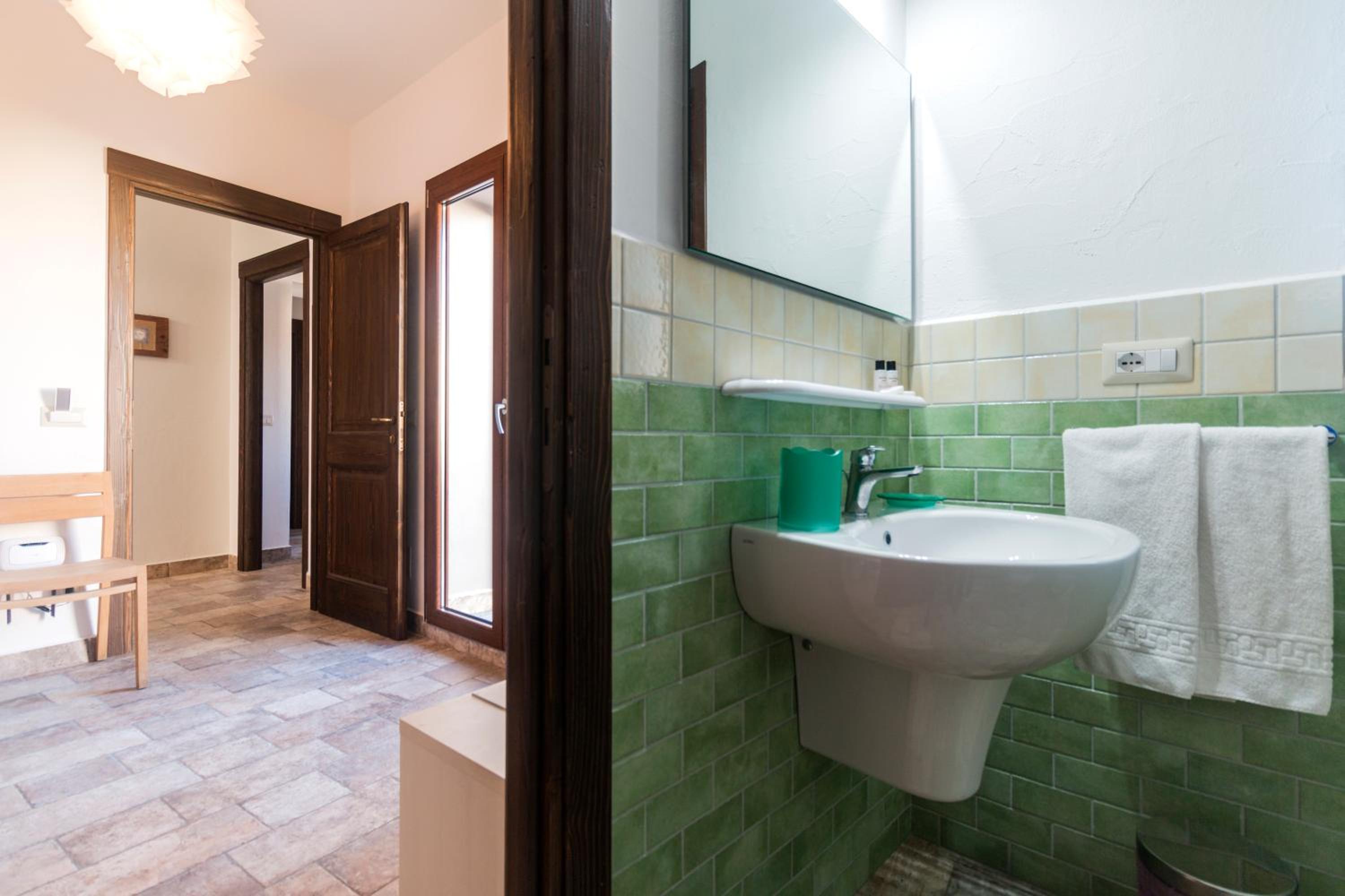 Double or Twin Room with Balcony - Photo 2
