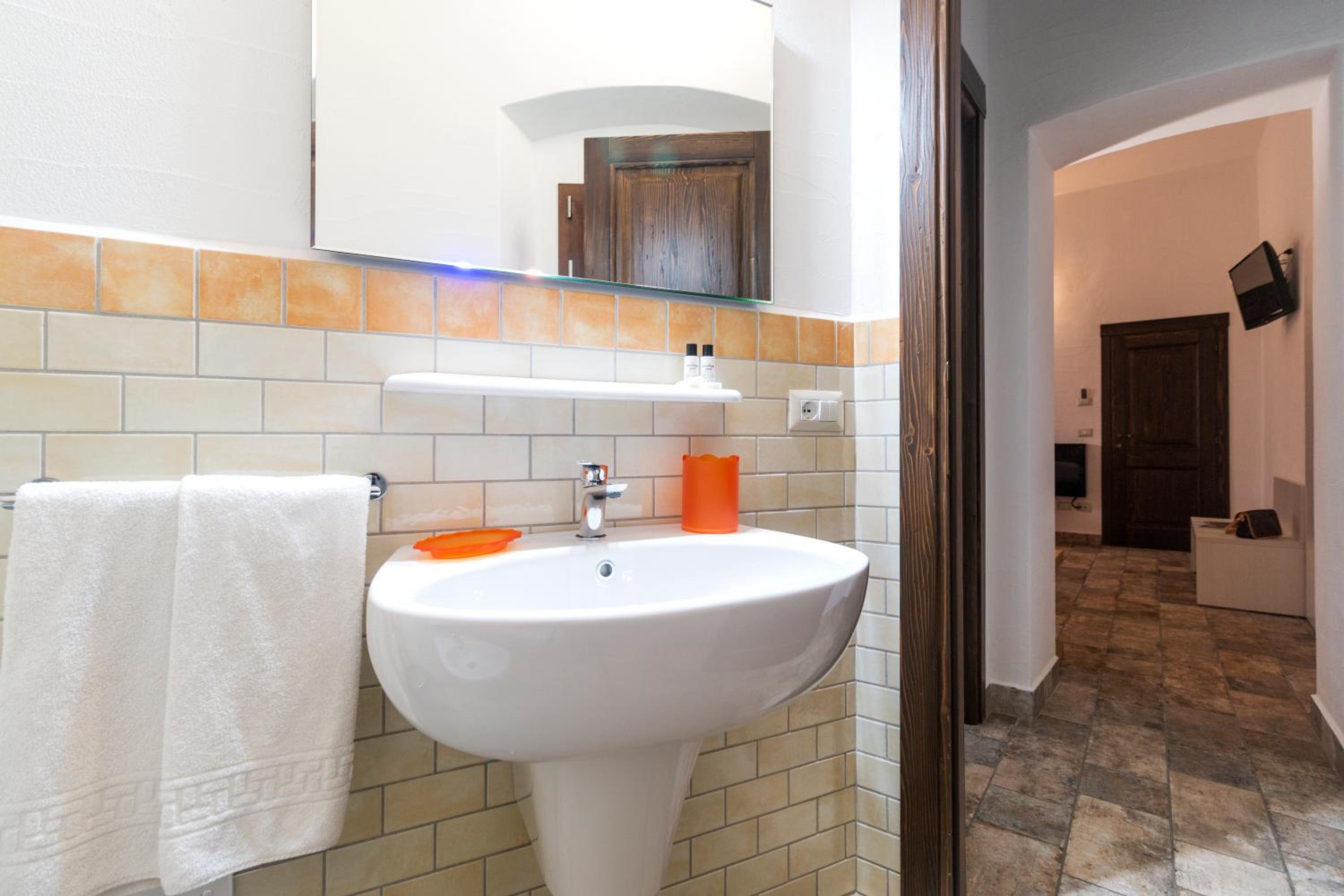 Large Double or Twin Room - Photo 2