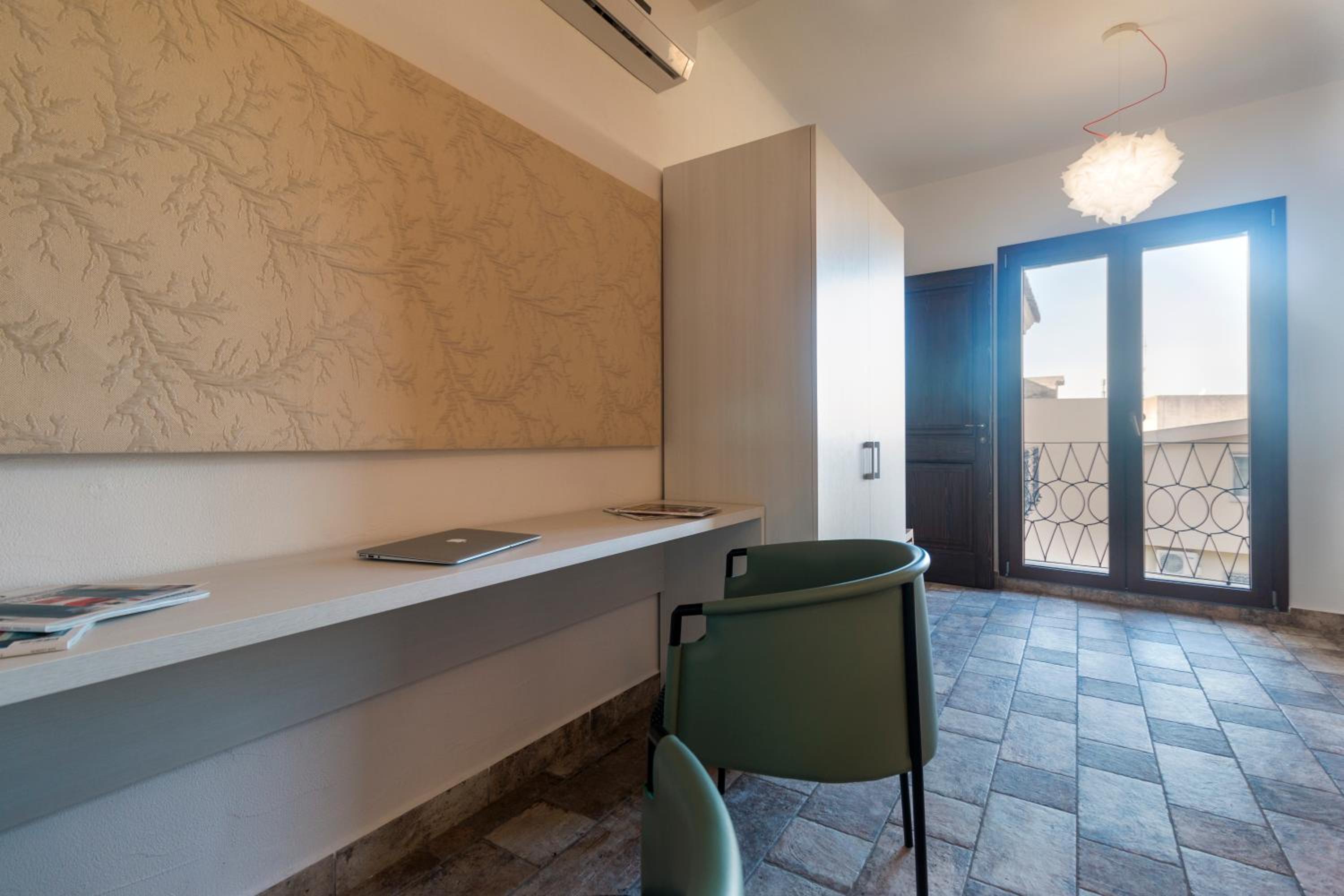 Double or Twin Room with Balcony - Photo 4