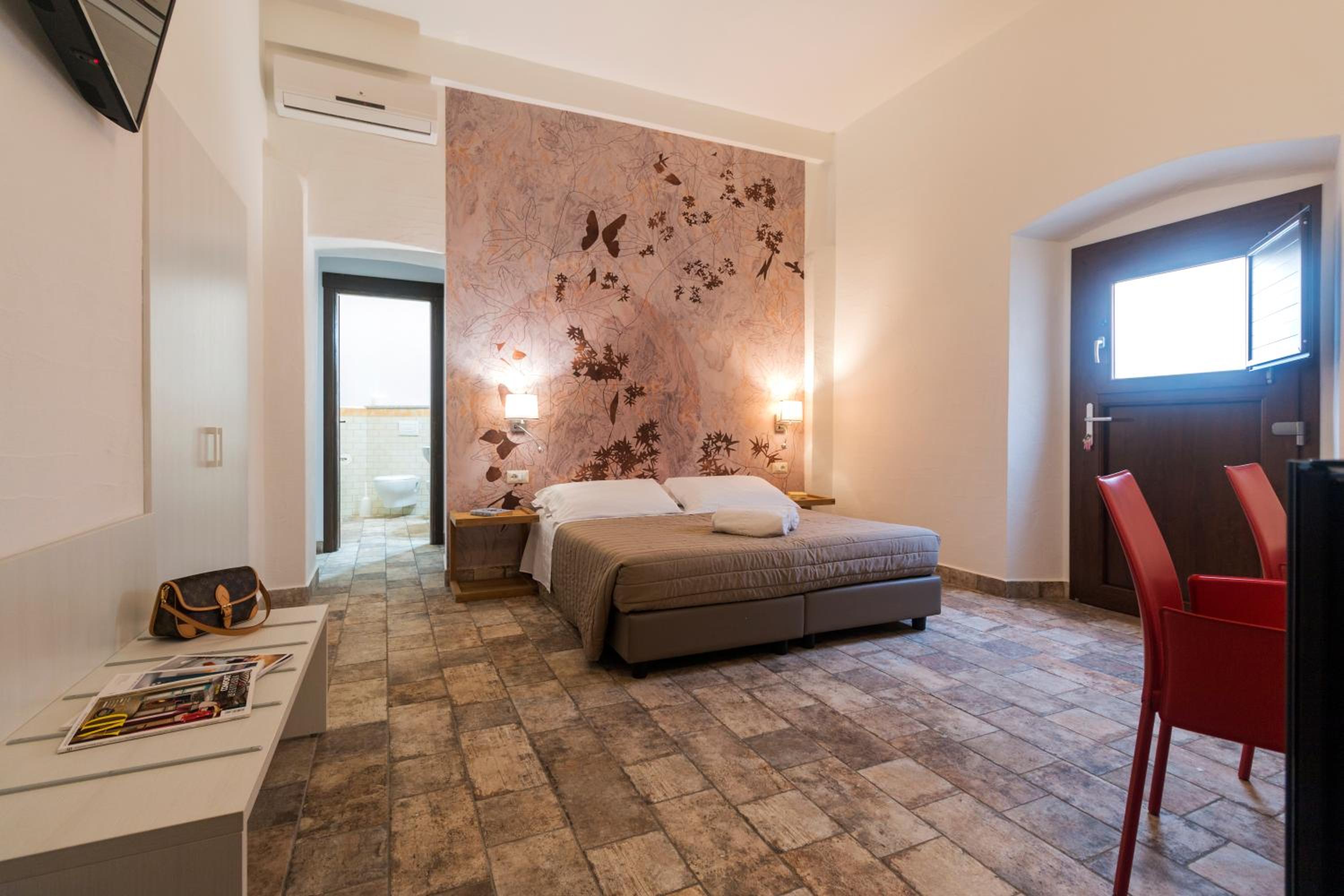 Large Double or Twin Room - Photo 3