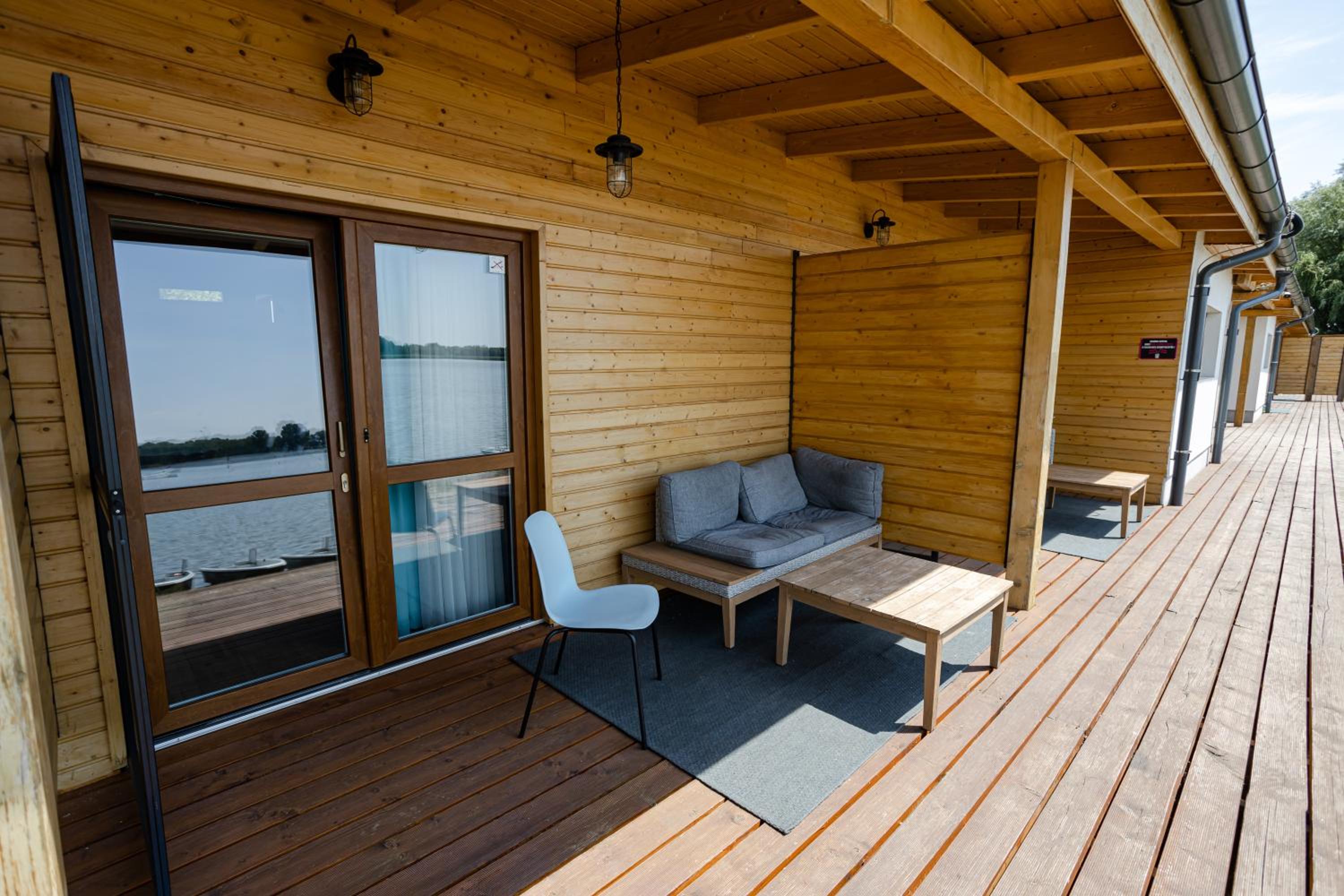 Apartment with Lake View - Photo 7