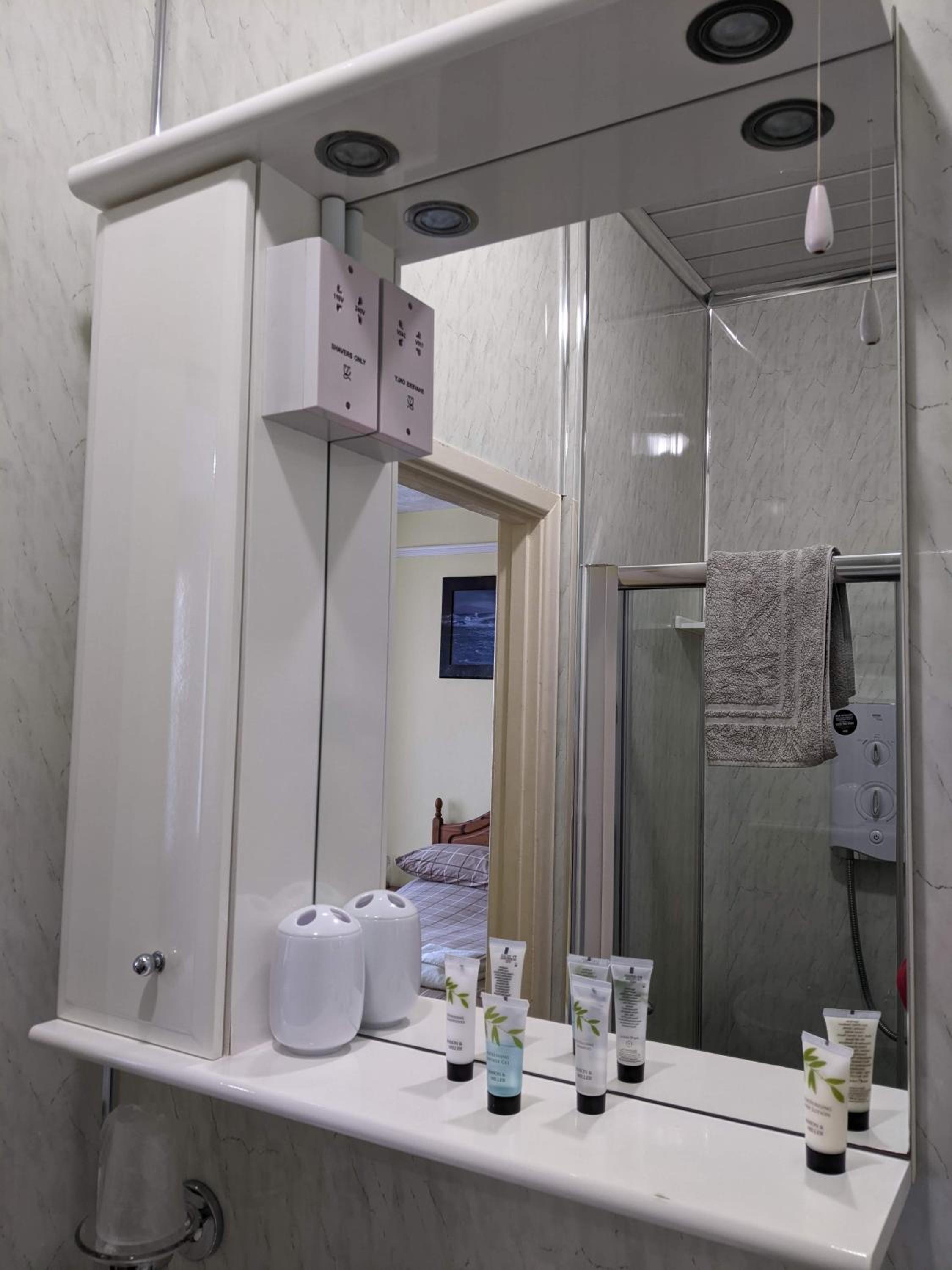 Double or Twin Room with Private Bathroom photo 3