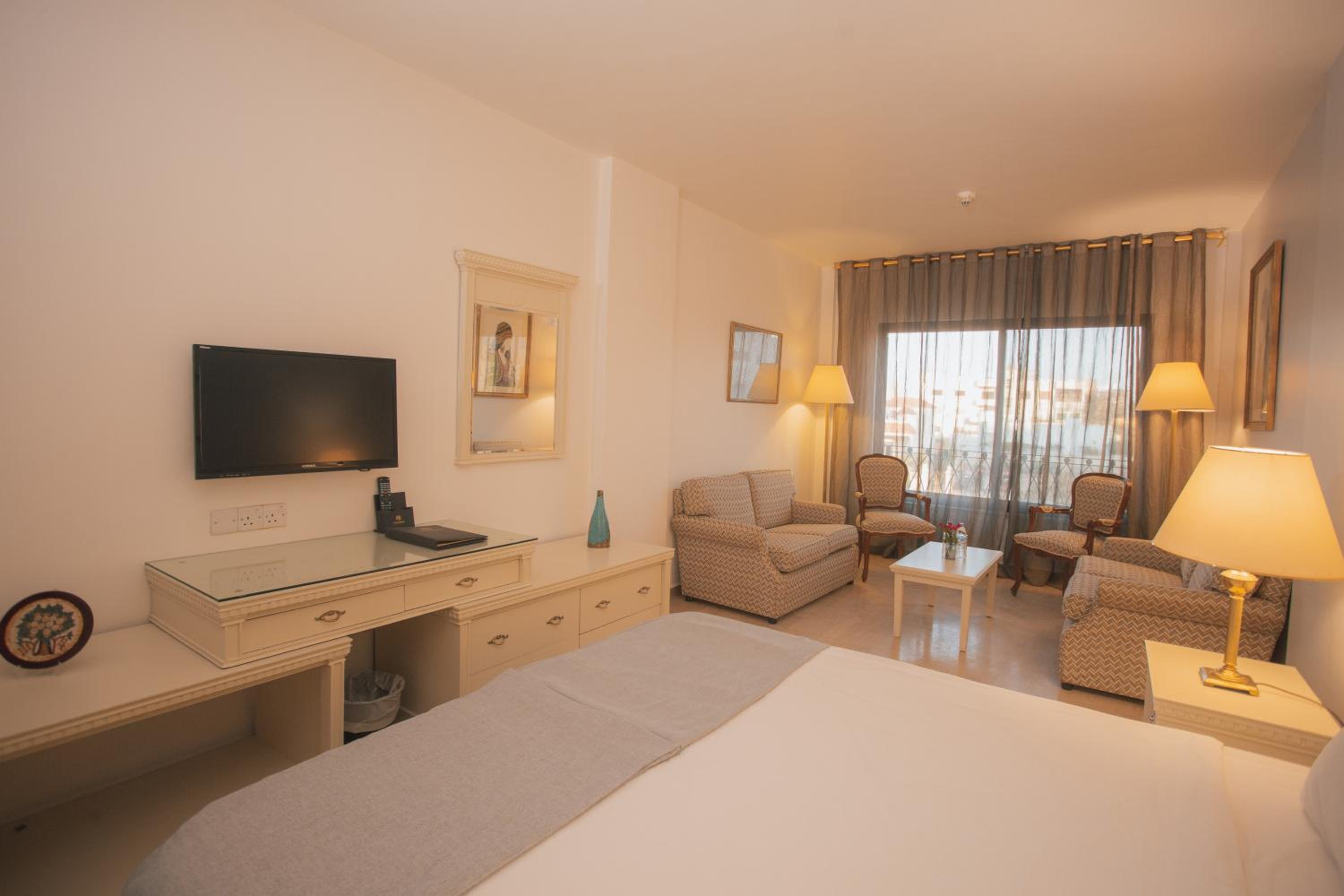 Junior Suite with Pool View photo 3