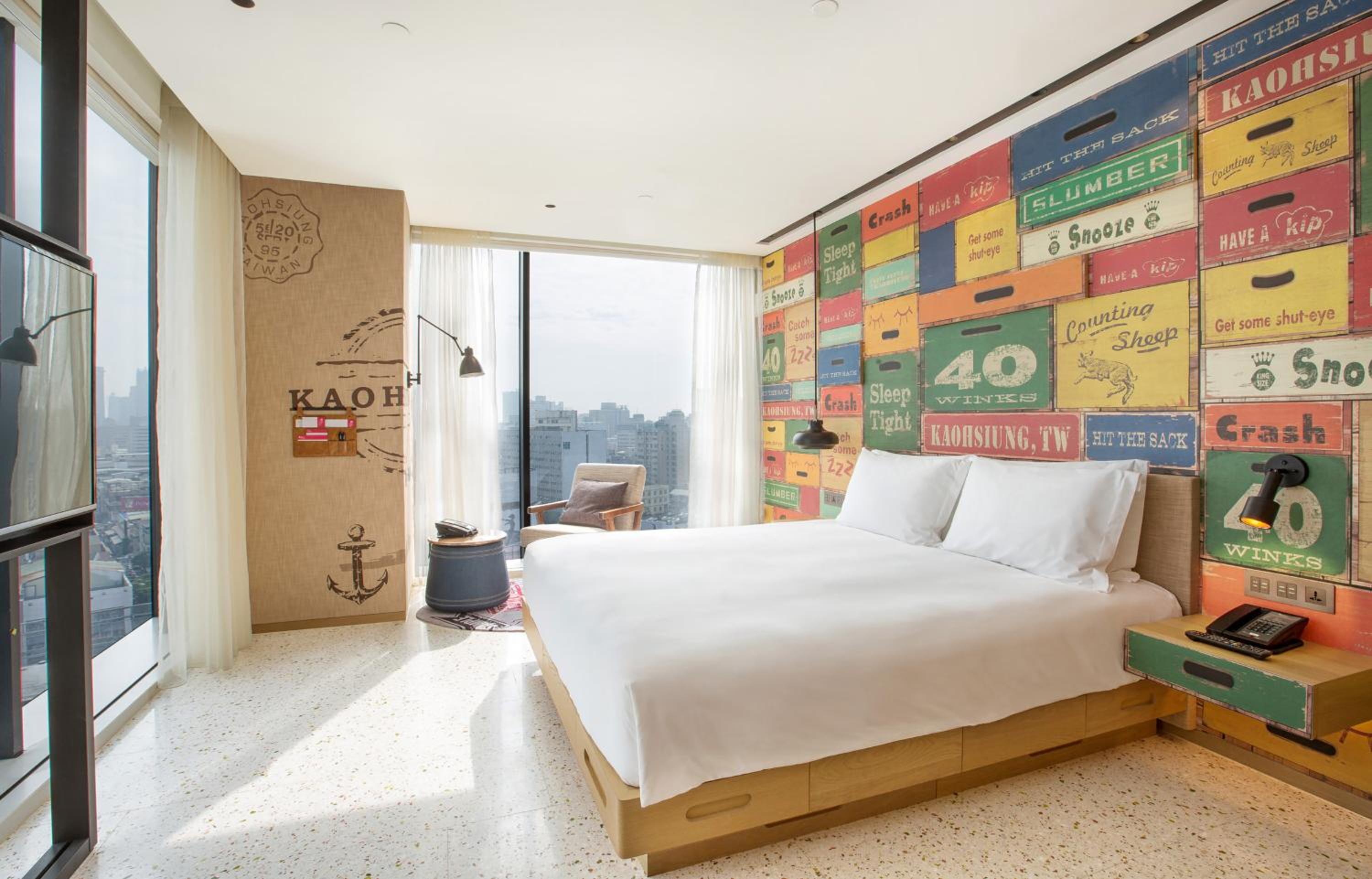 Standard King Room with City View thumbnail 5