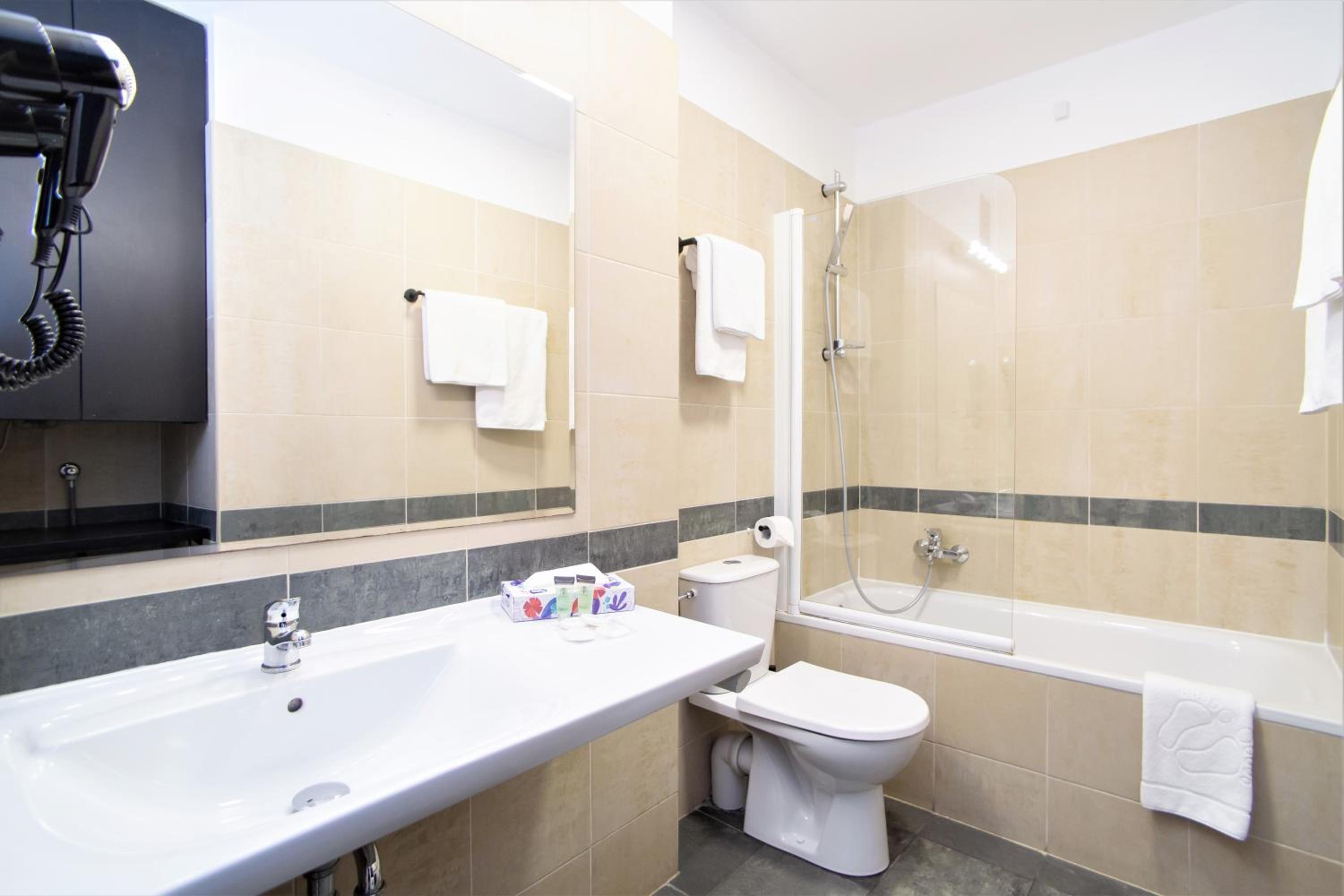 Superior Suite - Photo 21