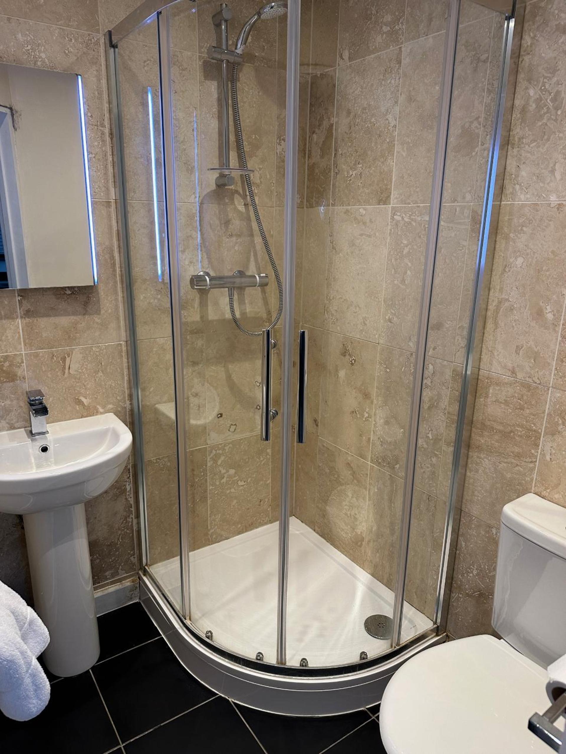 Apartment with Shower photo 2