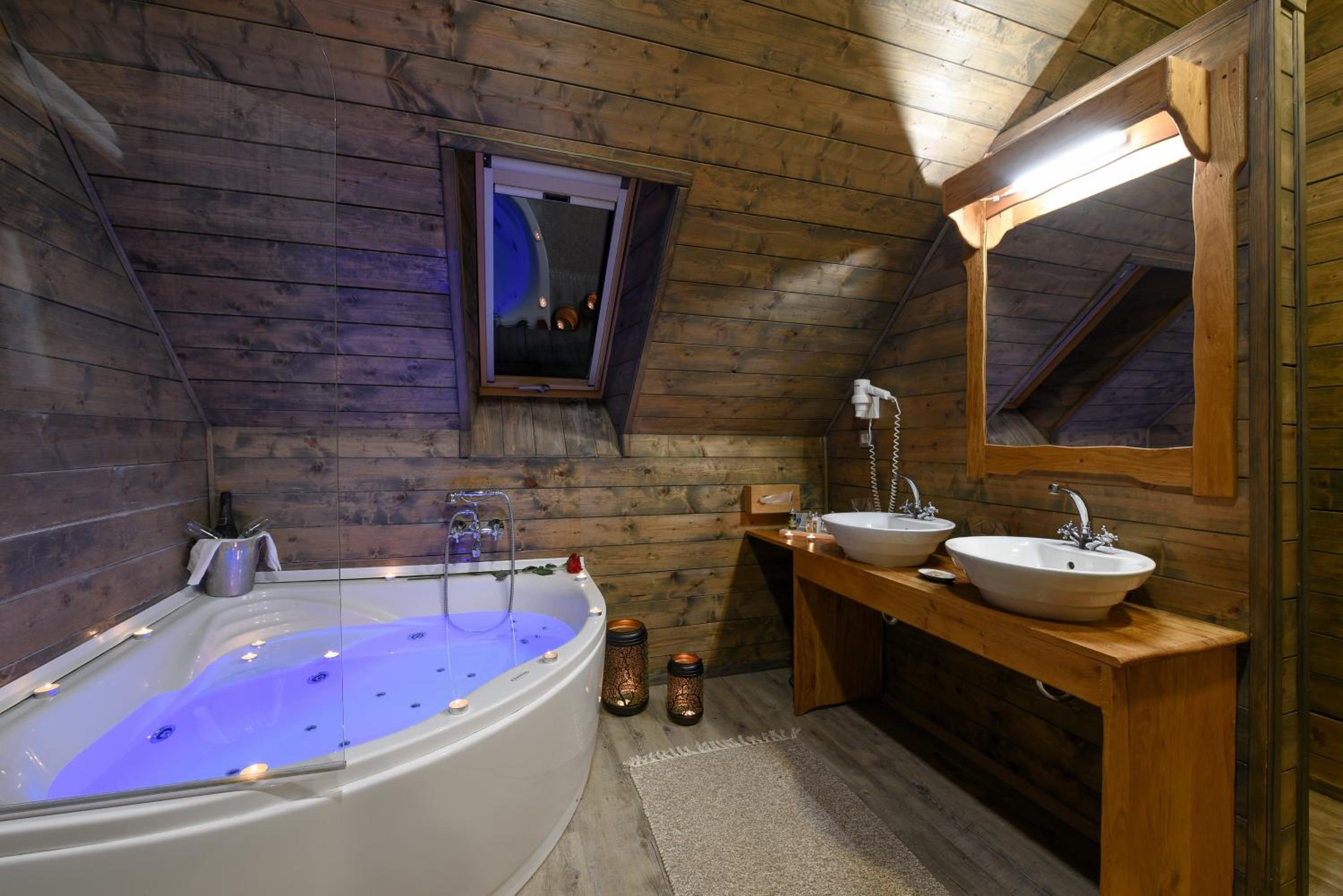 King Suite with Balcony - Photo 2