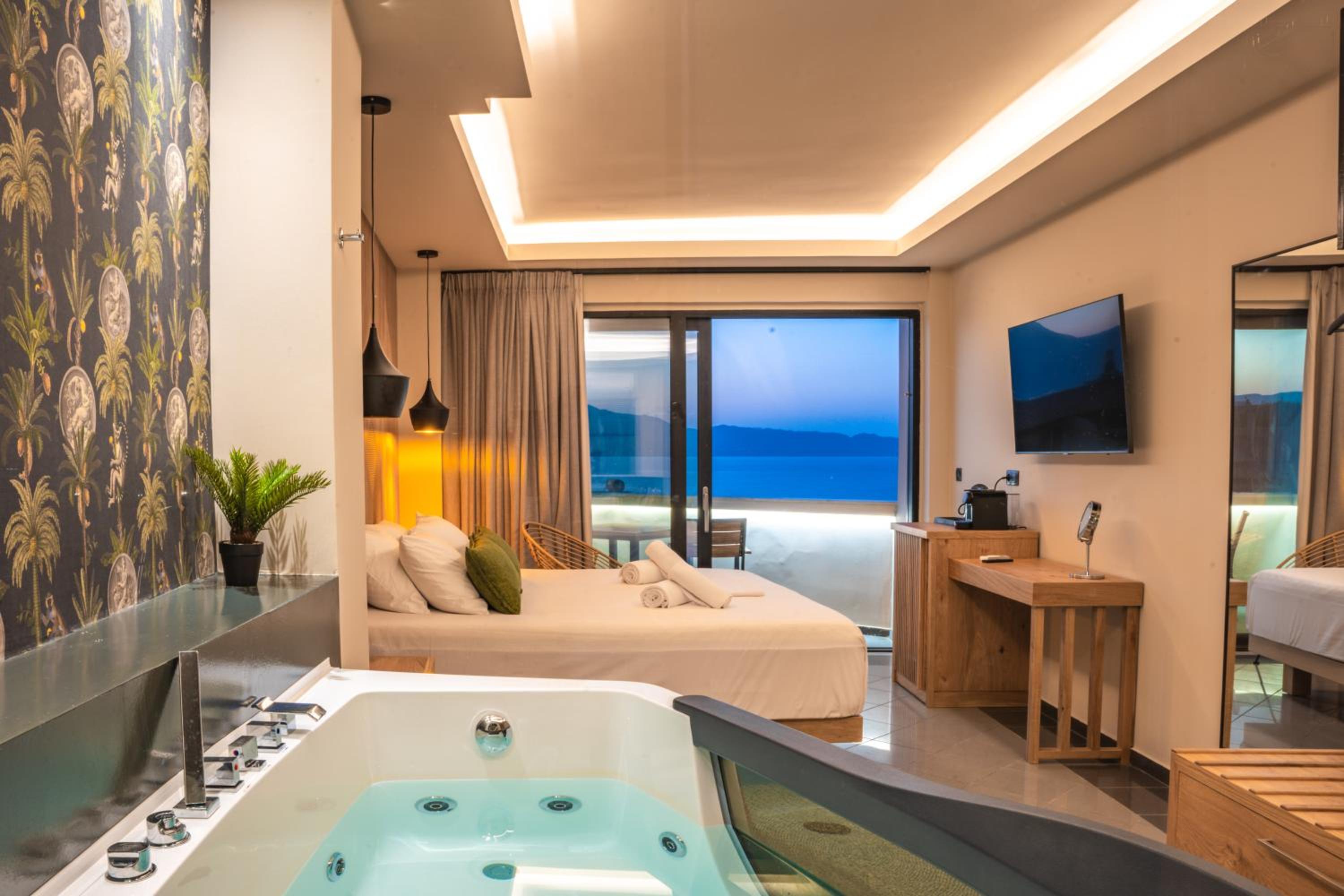 Suite with sea view and Jacuzzi photo 1
