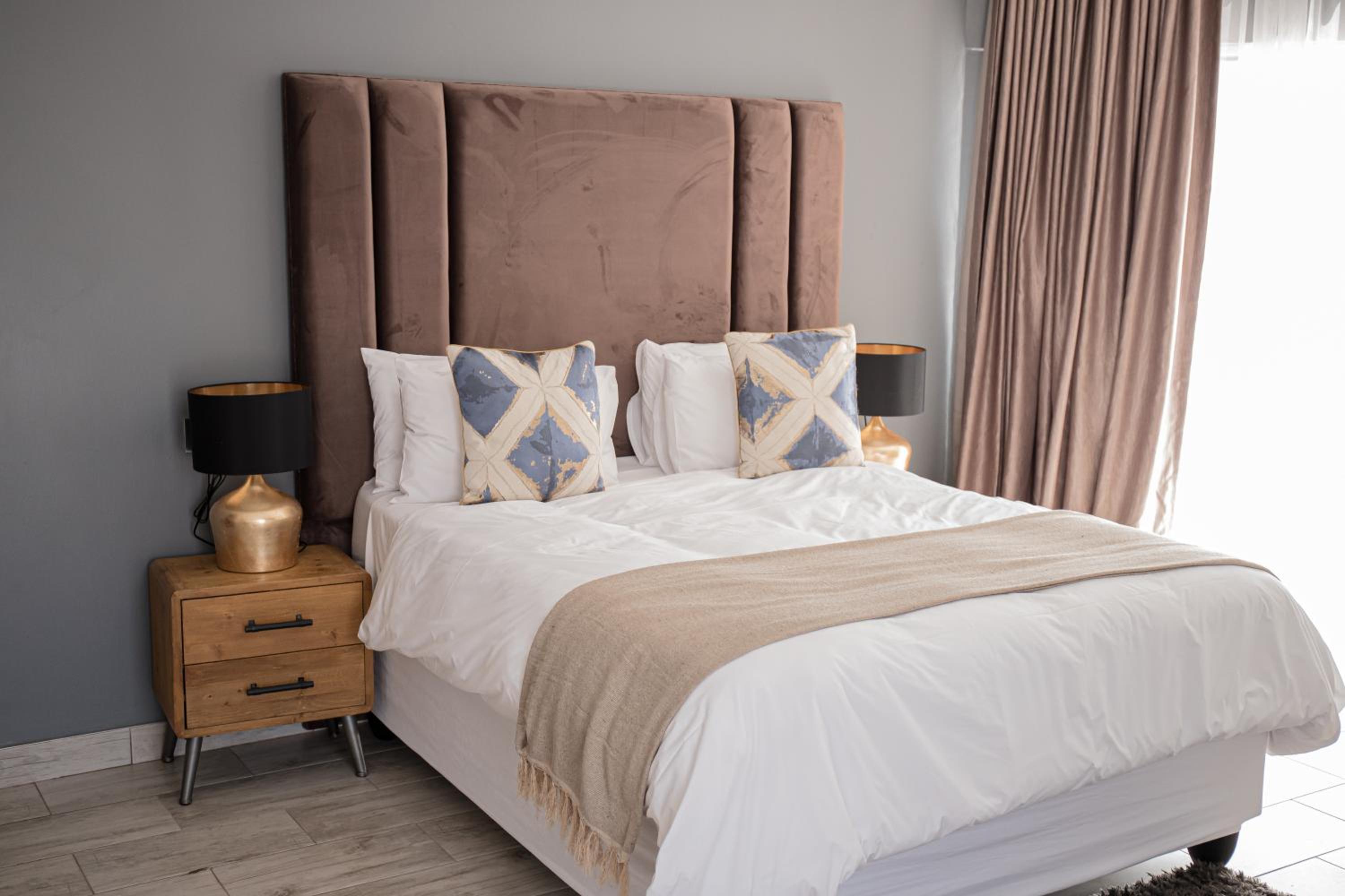 Deluxe Queen Suite photo 1
