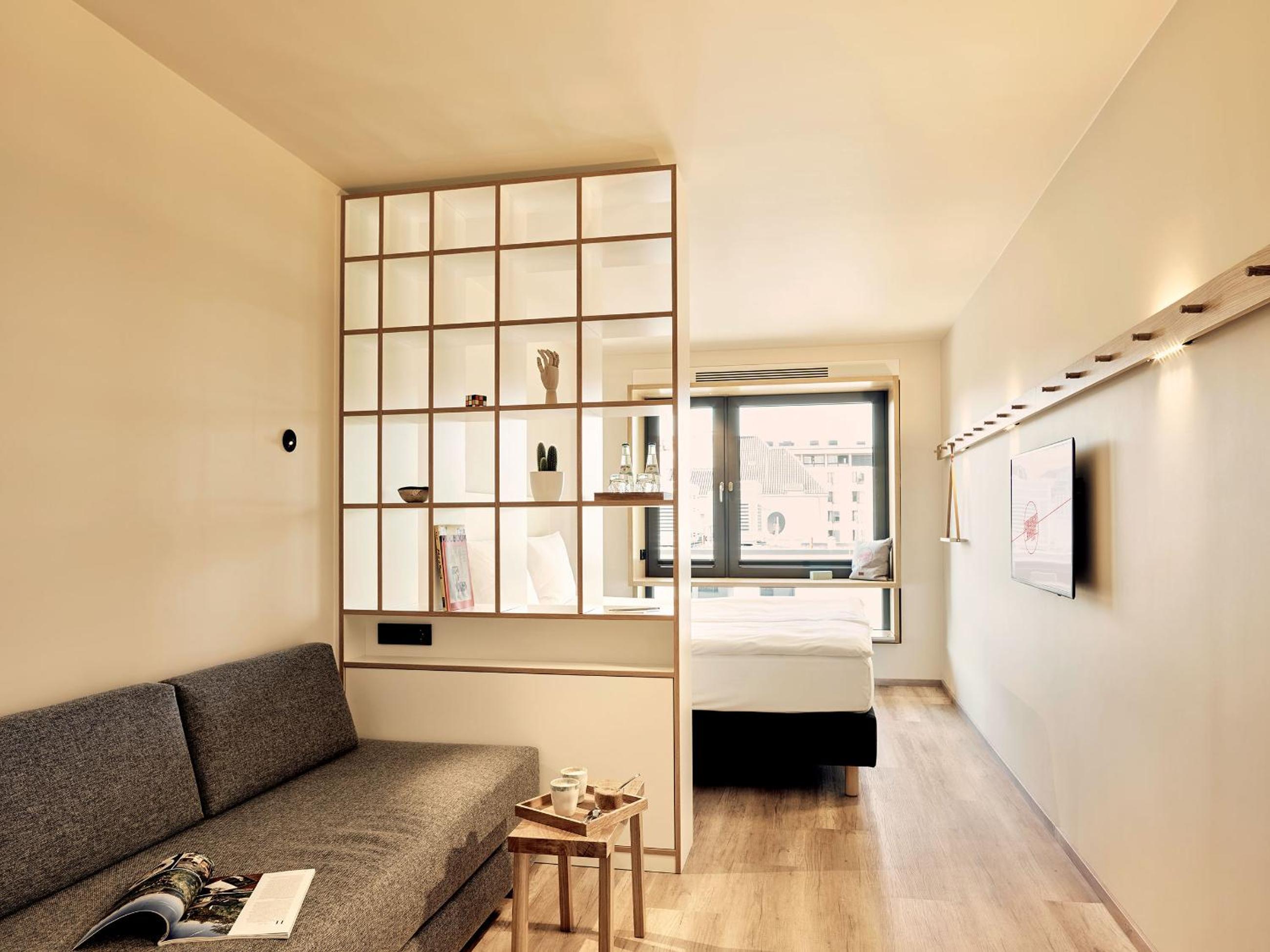 Family Room with Garden View thumbnail 5