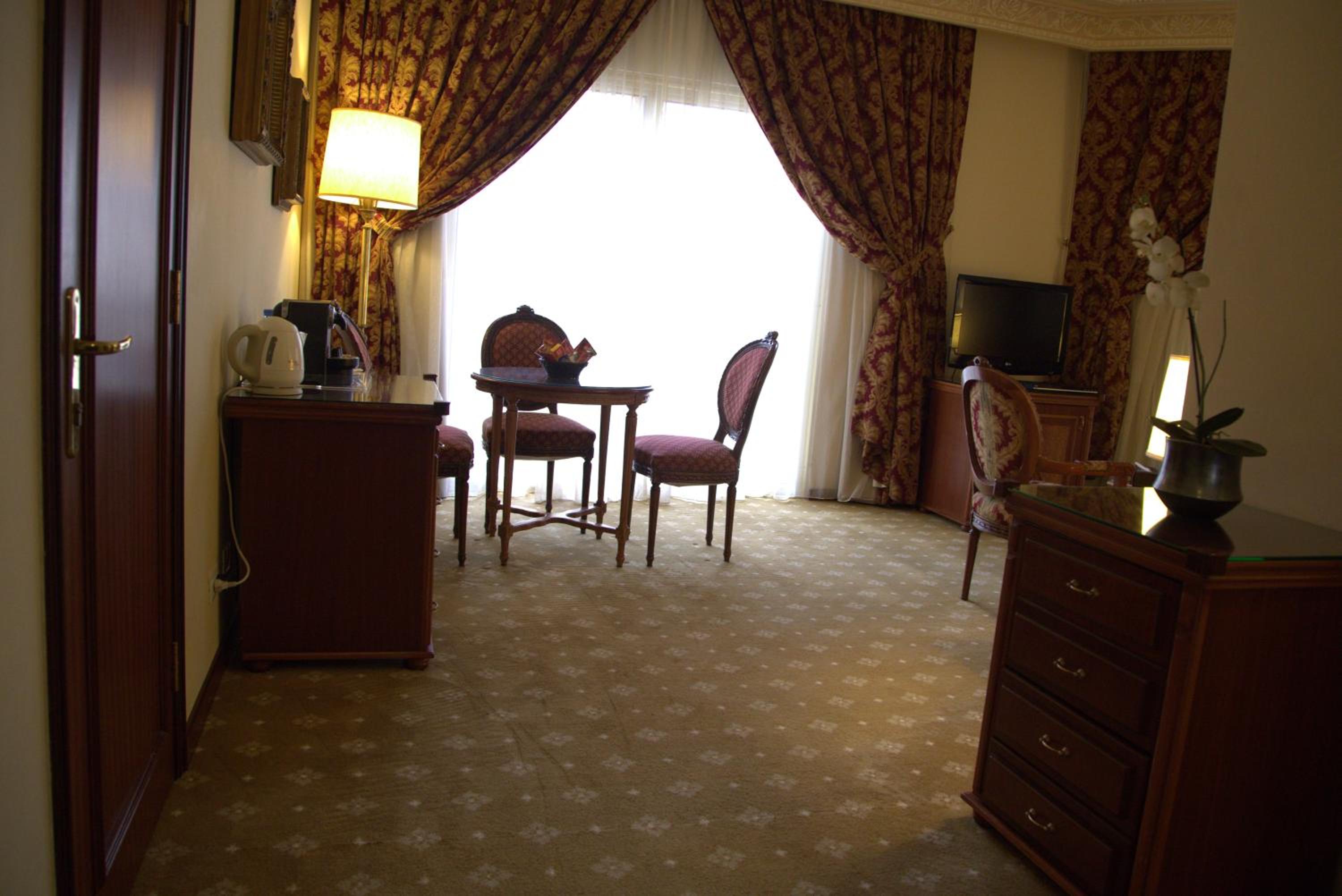 Executive King Suite - Photo 10