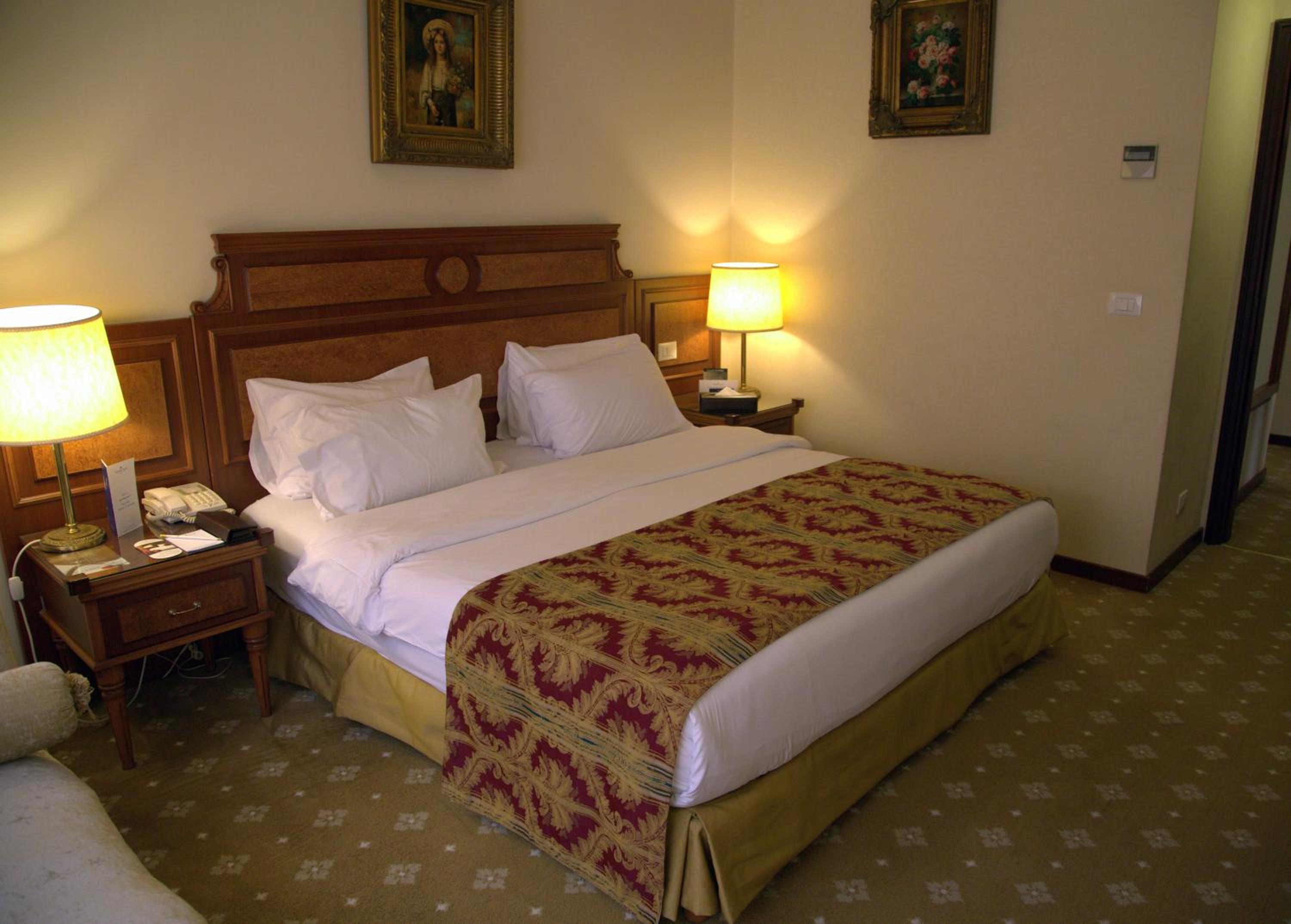Deluxe King Room - Photo 2
