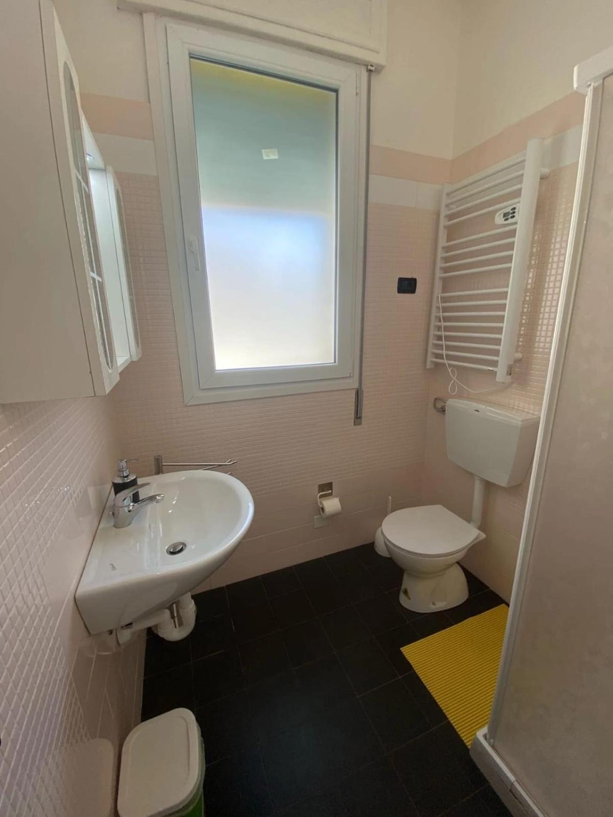 Double Room with Private Bathroom - Photo 10