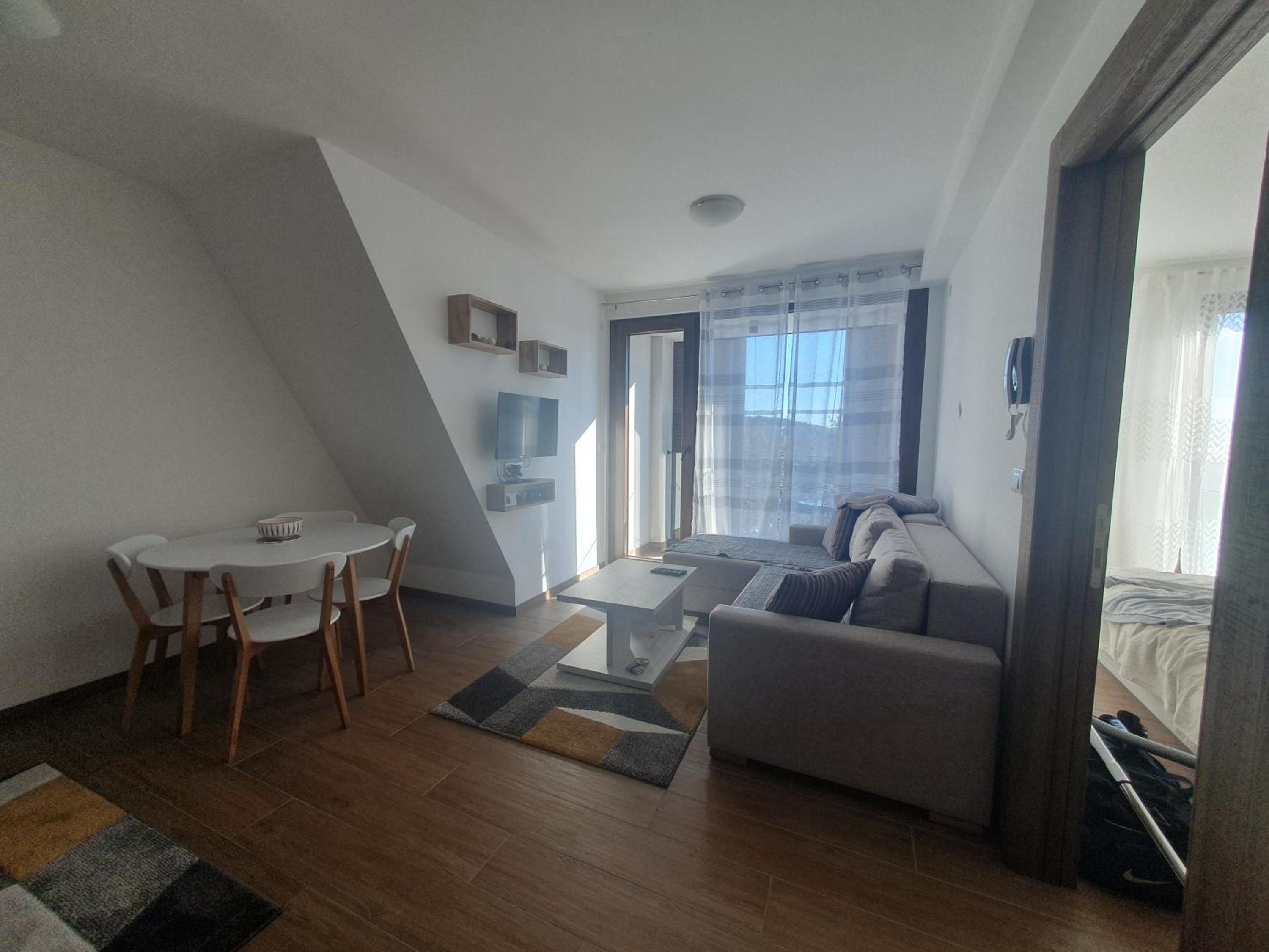 One-Bedroom Apartment photo 1