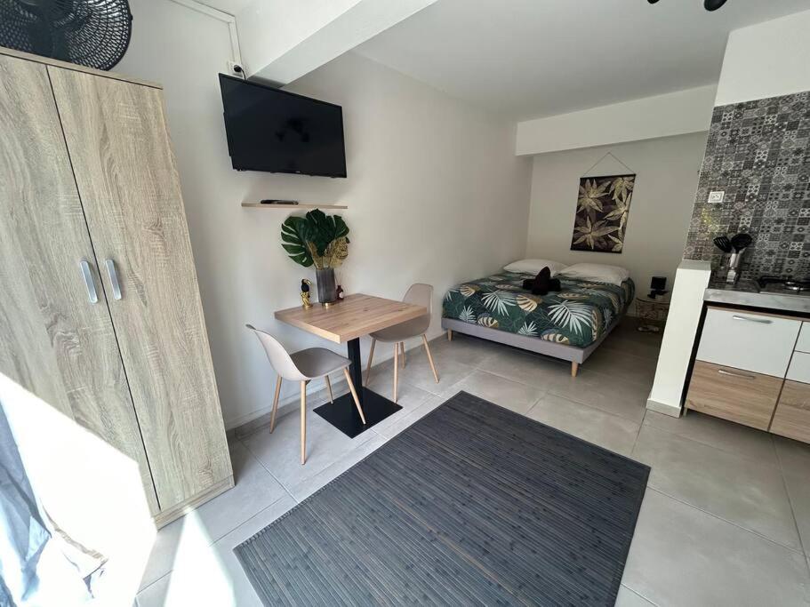 One-Bedroom Apartment photo 1