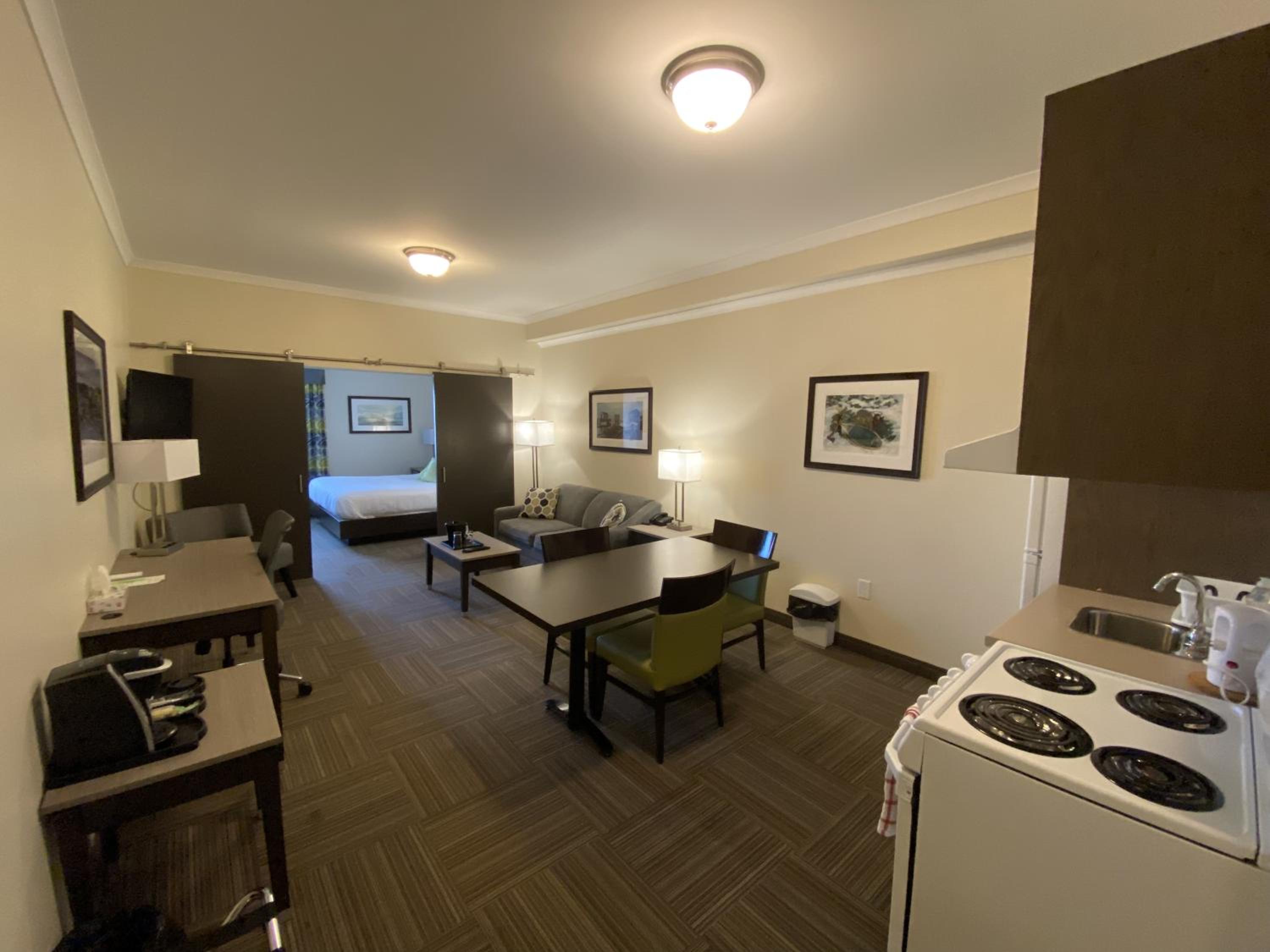 Queen Suite with Spa Bath