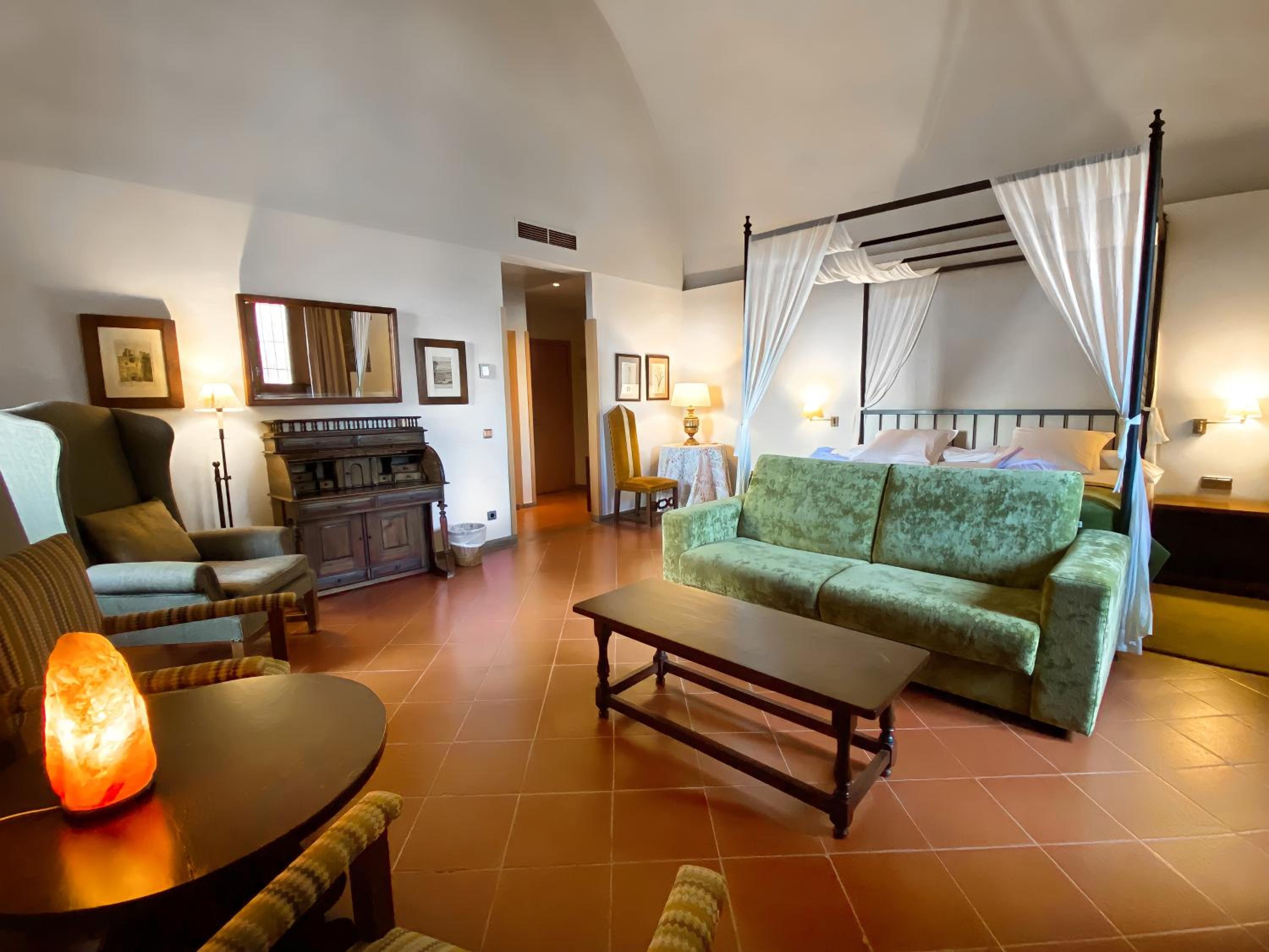 Suite - Photo 1