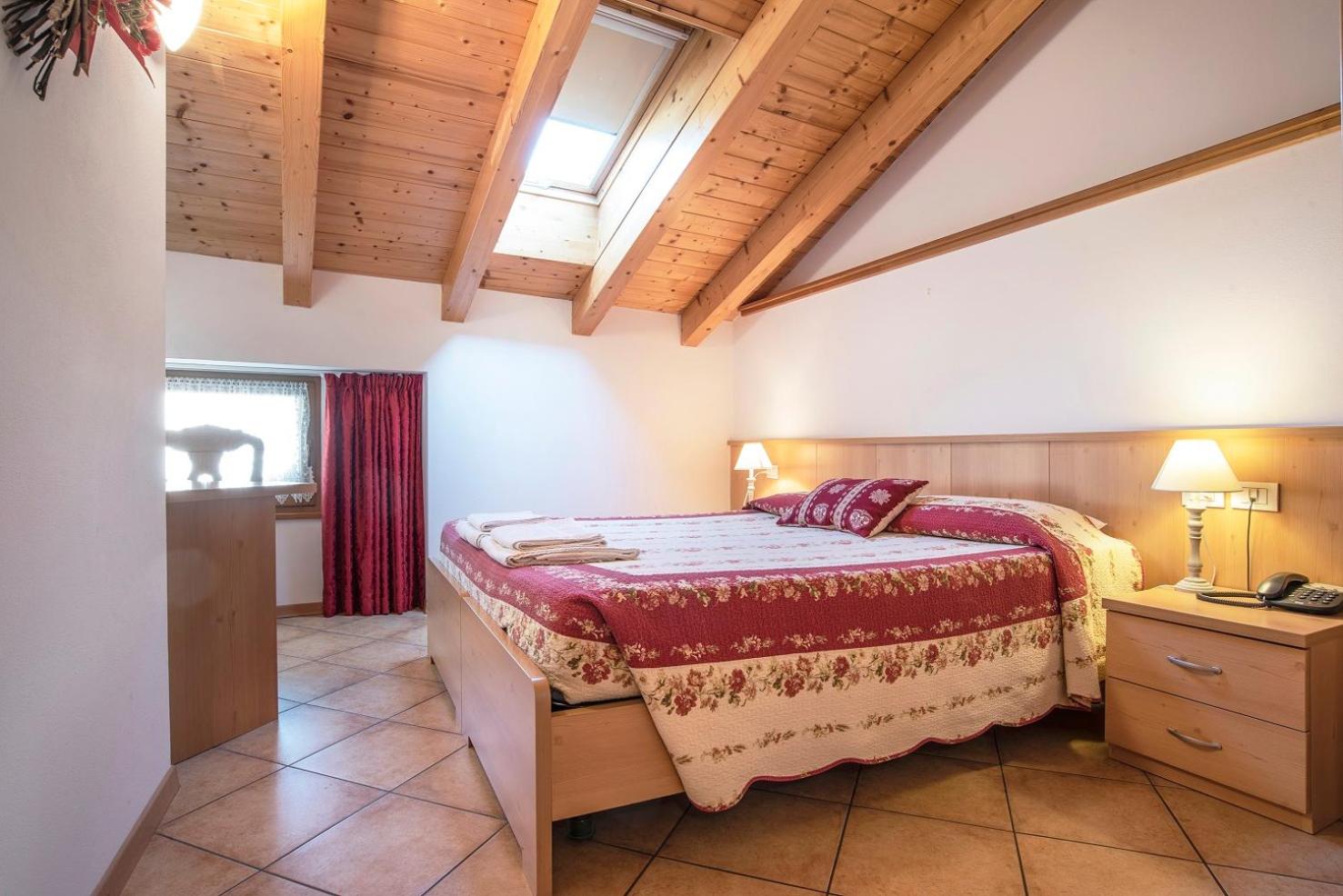 Six-Bedroom House photo 2