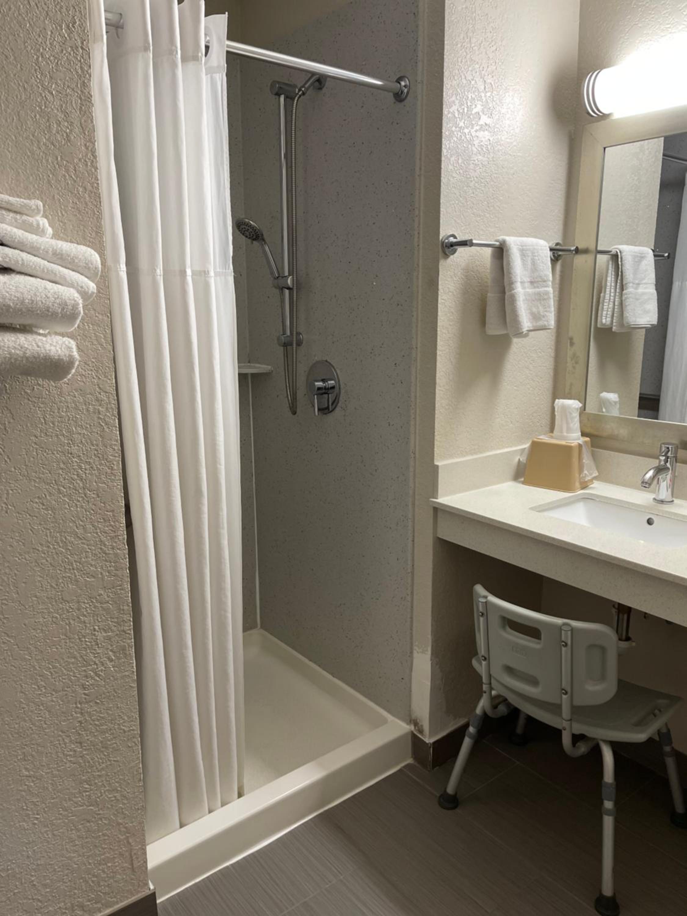 Queen Room Disability Access - Photo 6