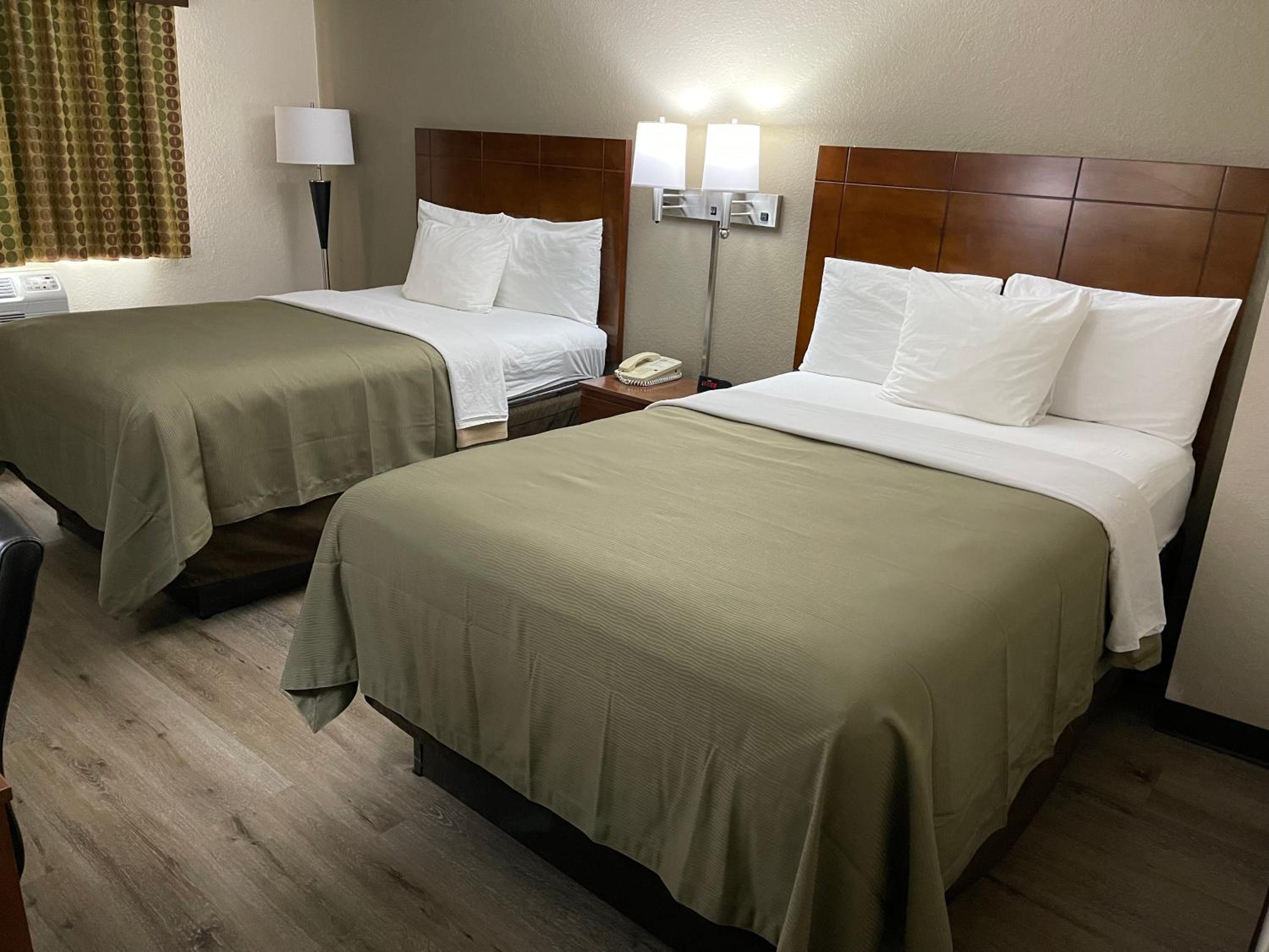 Queen Room with Two Queen Beds - Non-Smoking - Photo 1