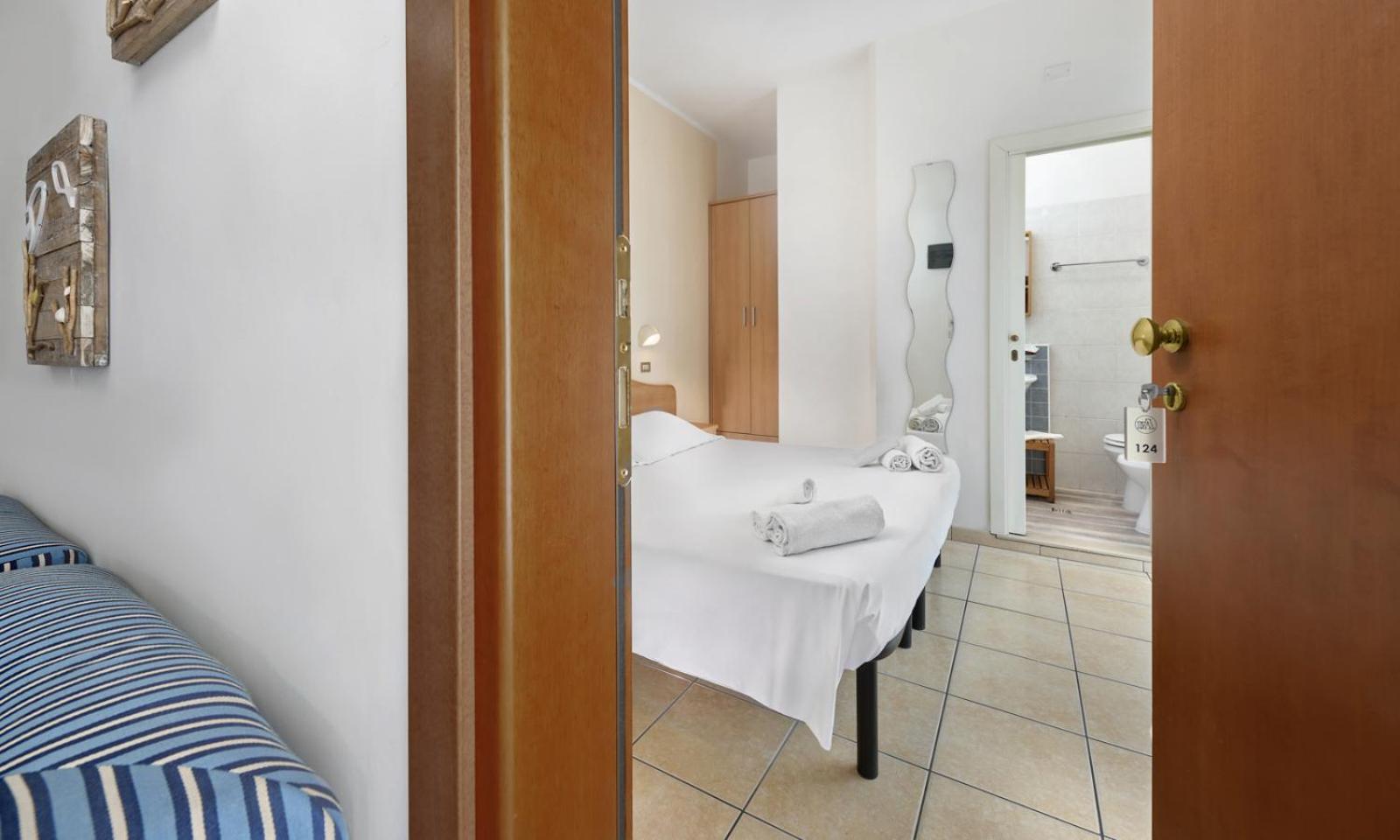 Standard Double Room - Photo 4