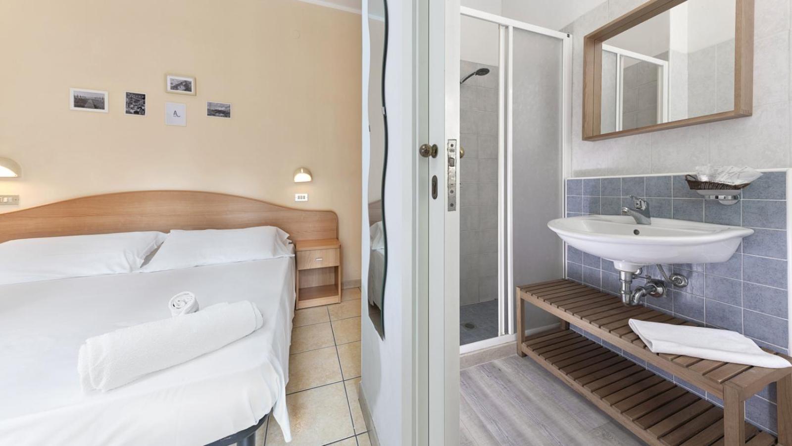 Standard Double Room - Photo 6