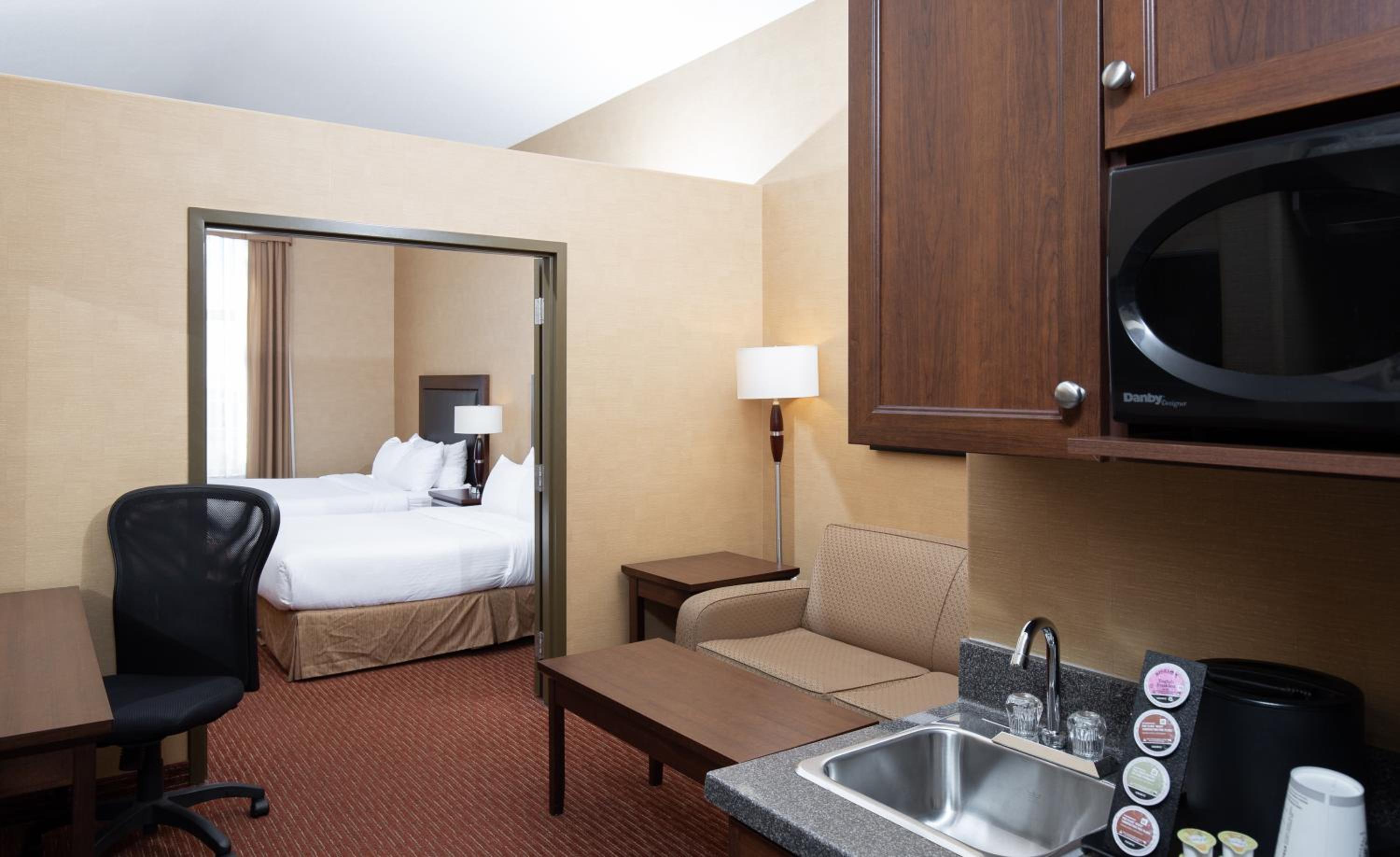 Deluxe Queen Suite