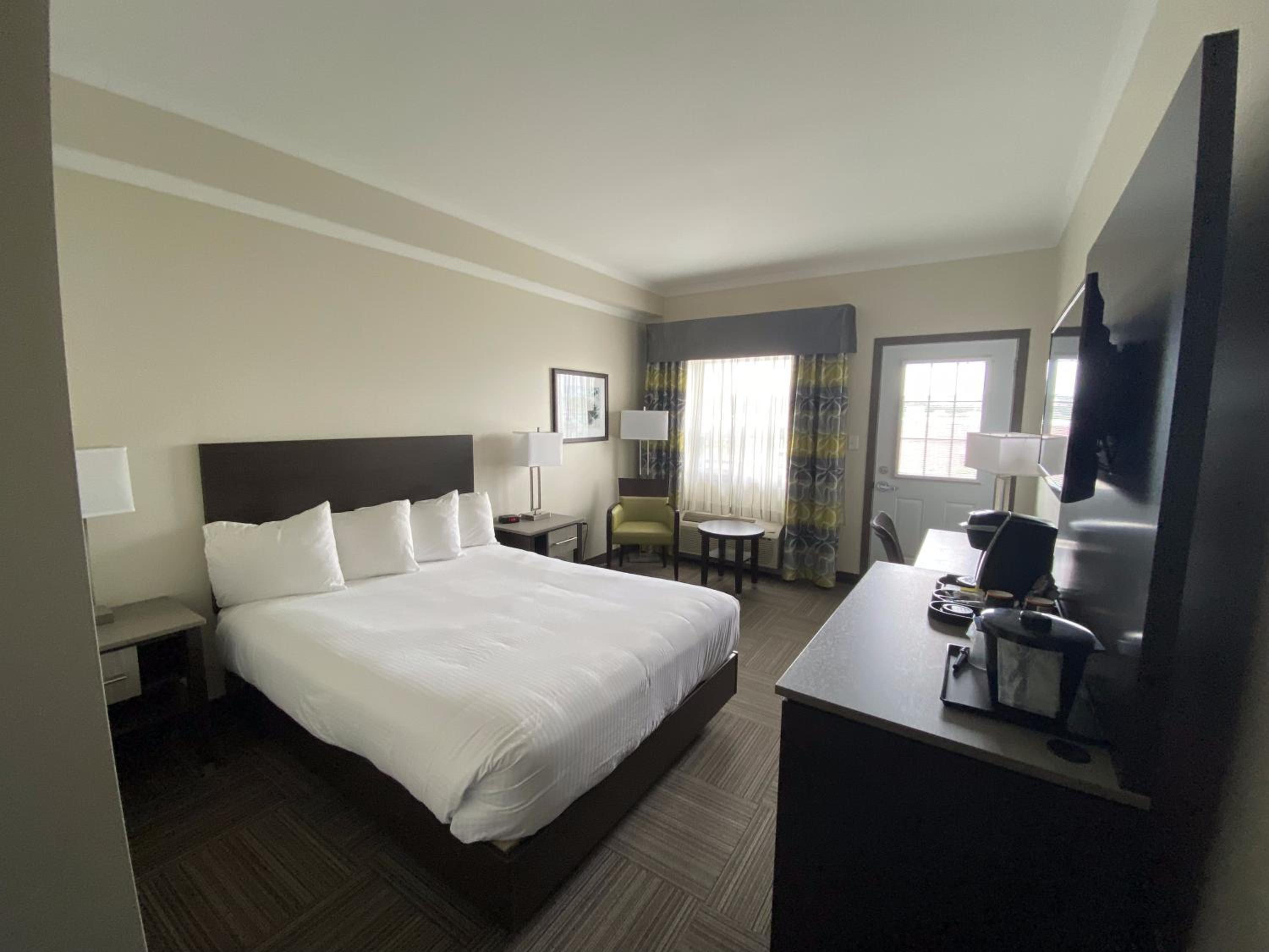 Queen Room with Bath Tub