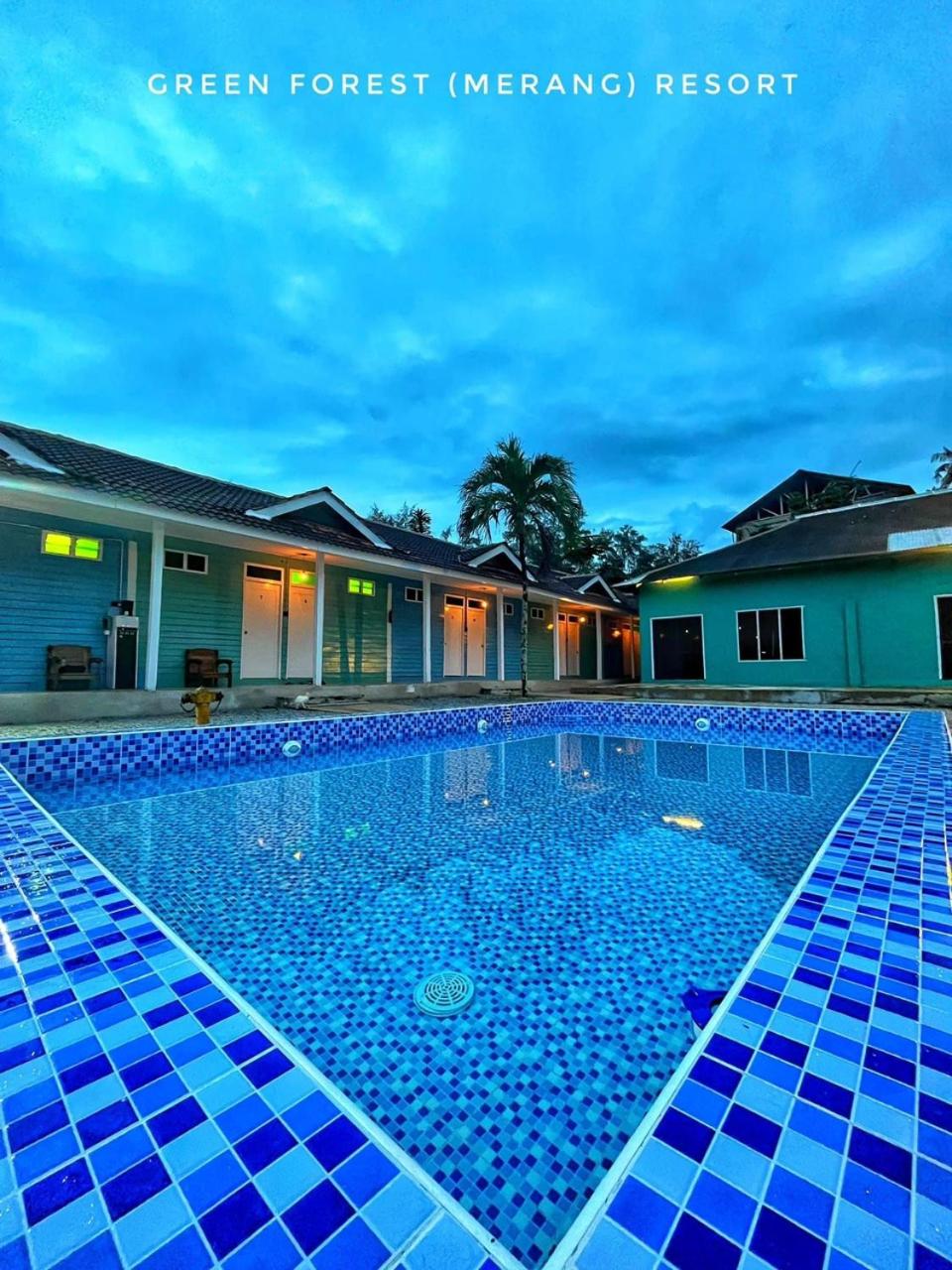 Queen Room with Pool View photo 2