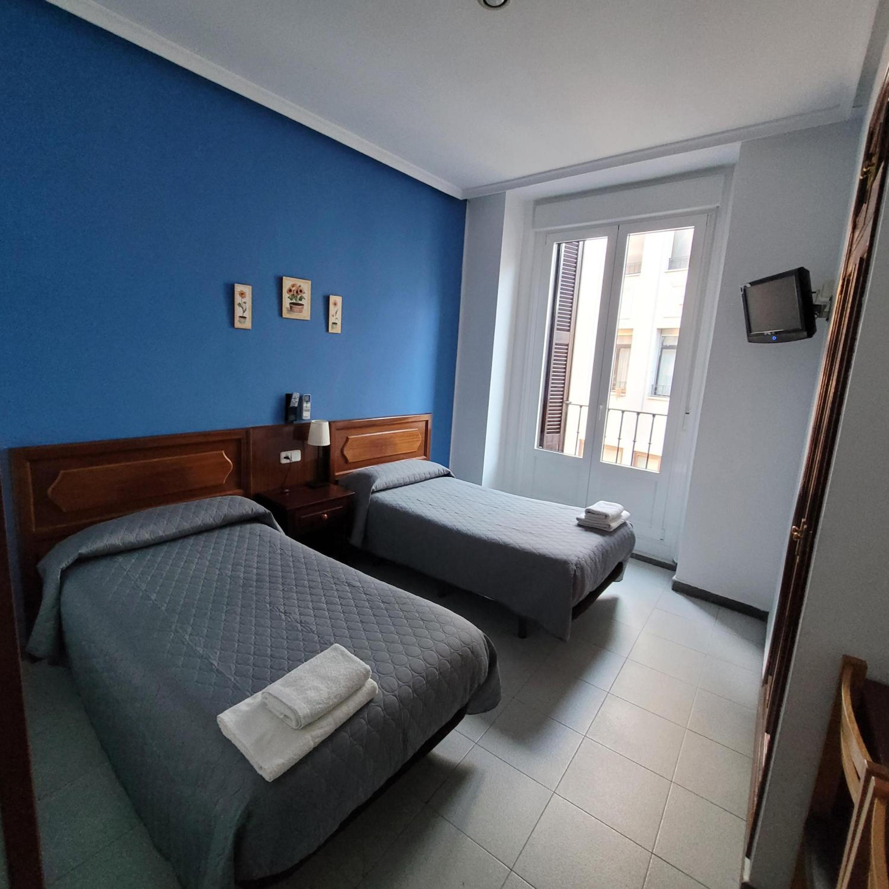Double or Twin Room - Photo 8